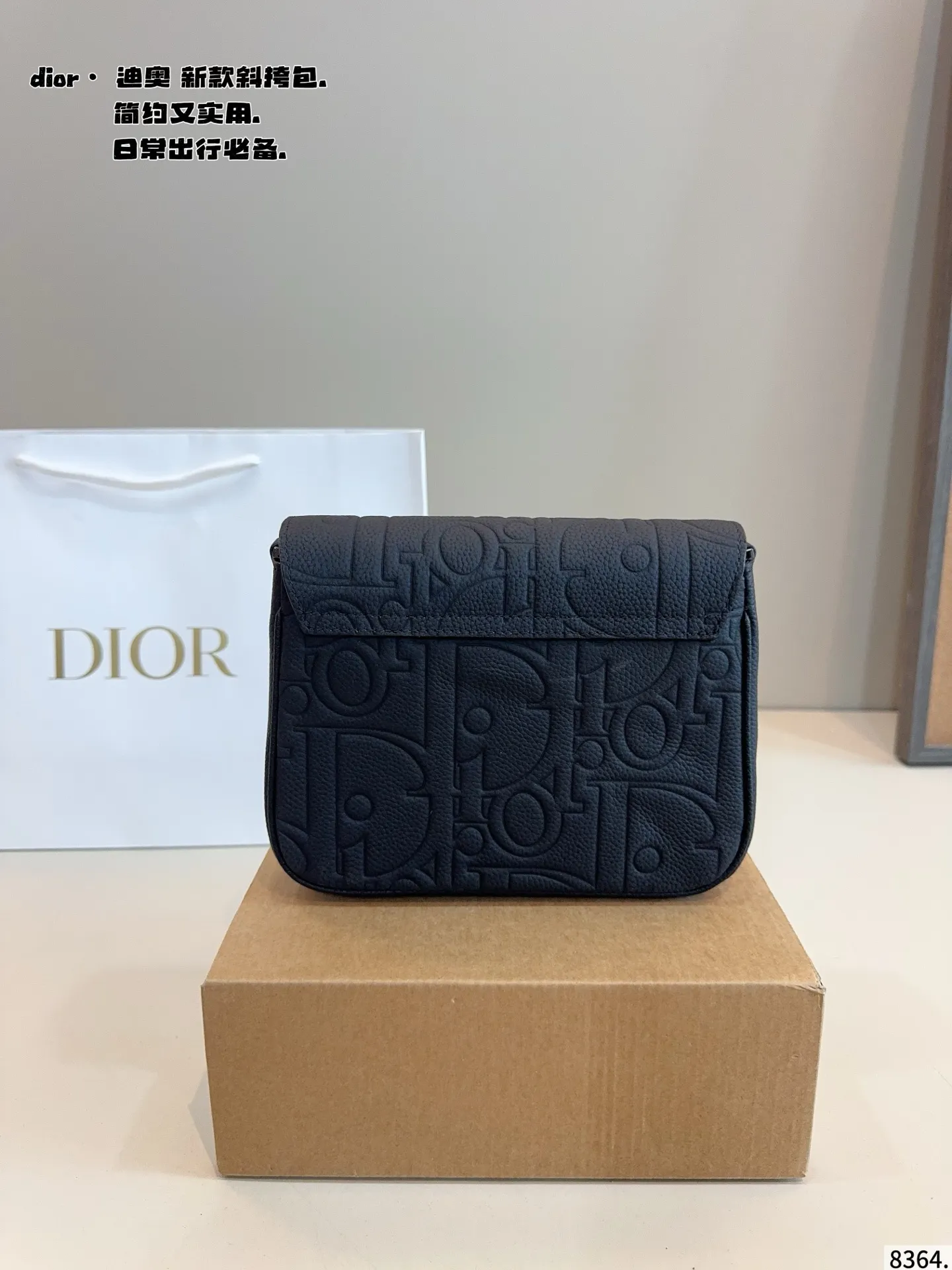 p155配礼盒🎁 Dior/迪奥 新款 男包系列的邮差包实在帅la~ 简单有质感的设计对于日常即使不爱穿搭的男生都很友好 基础款搭配起来也能提升整体时髦度实用又很高级 尺寸 :23*6*18cm