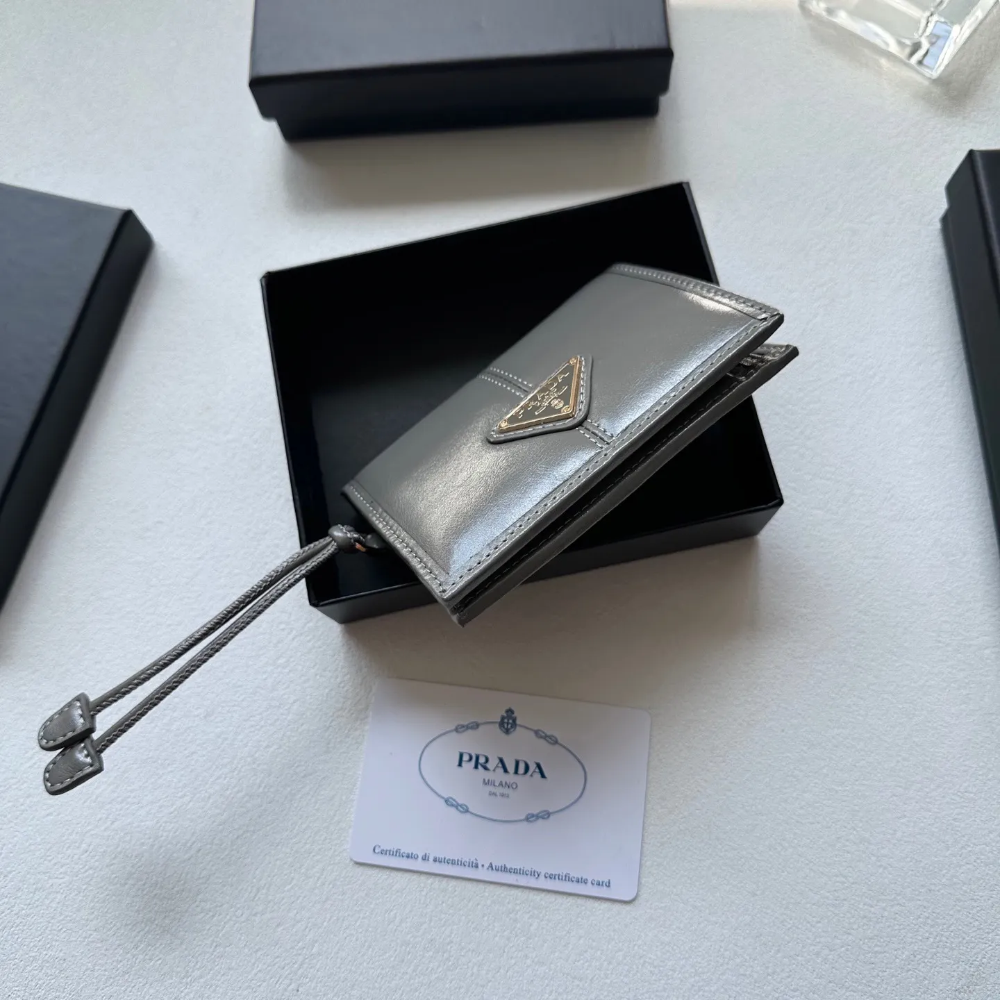 p95🎀🎀颜色 黑 灰 粉🎀尺寸 11x10🎀普拉达👏时尚钱包，优质油蜡牛皮👍🏻高档五金配件，内阁丰富，超级实用❗️现货高品质！