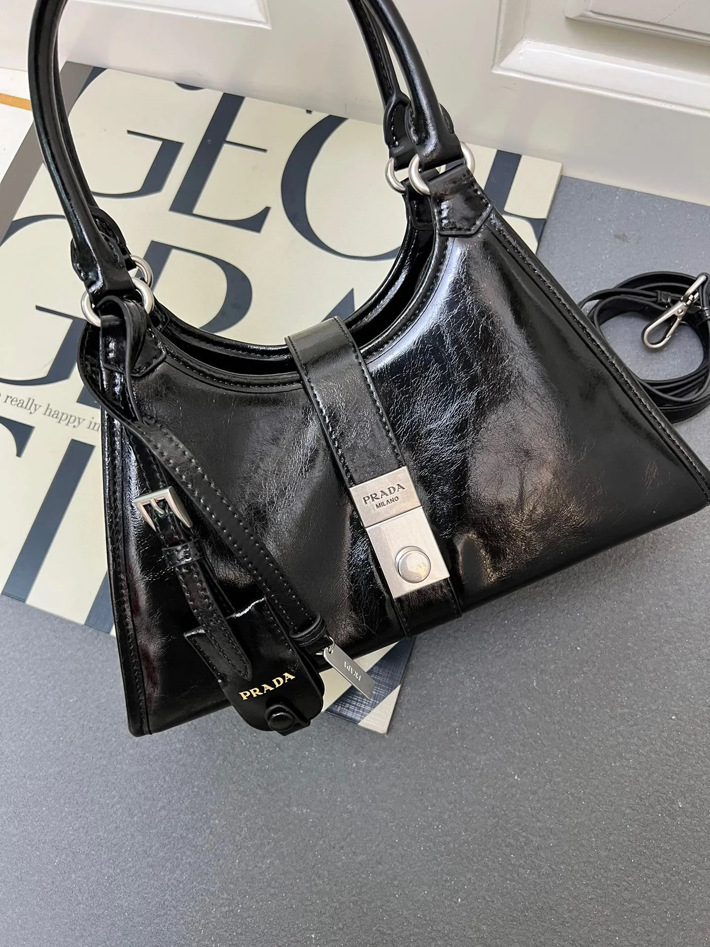 💰248包邮‼️ 🎉新品🎉1BG563春夏新款🎉🎉 这款走秀款采用进口油腊皮,顶级五金,前幅配有插扣锁开合,容量空间大,又可手提又可肩背,上身效果非常大气时尚,喜欢宝宝们,赶紧入手吧🎉🎉 长30.5x高17.5x底9cm