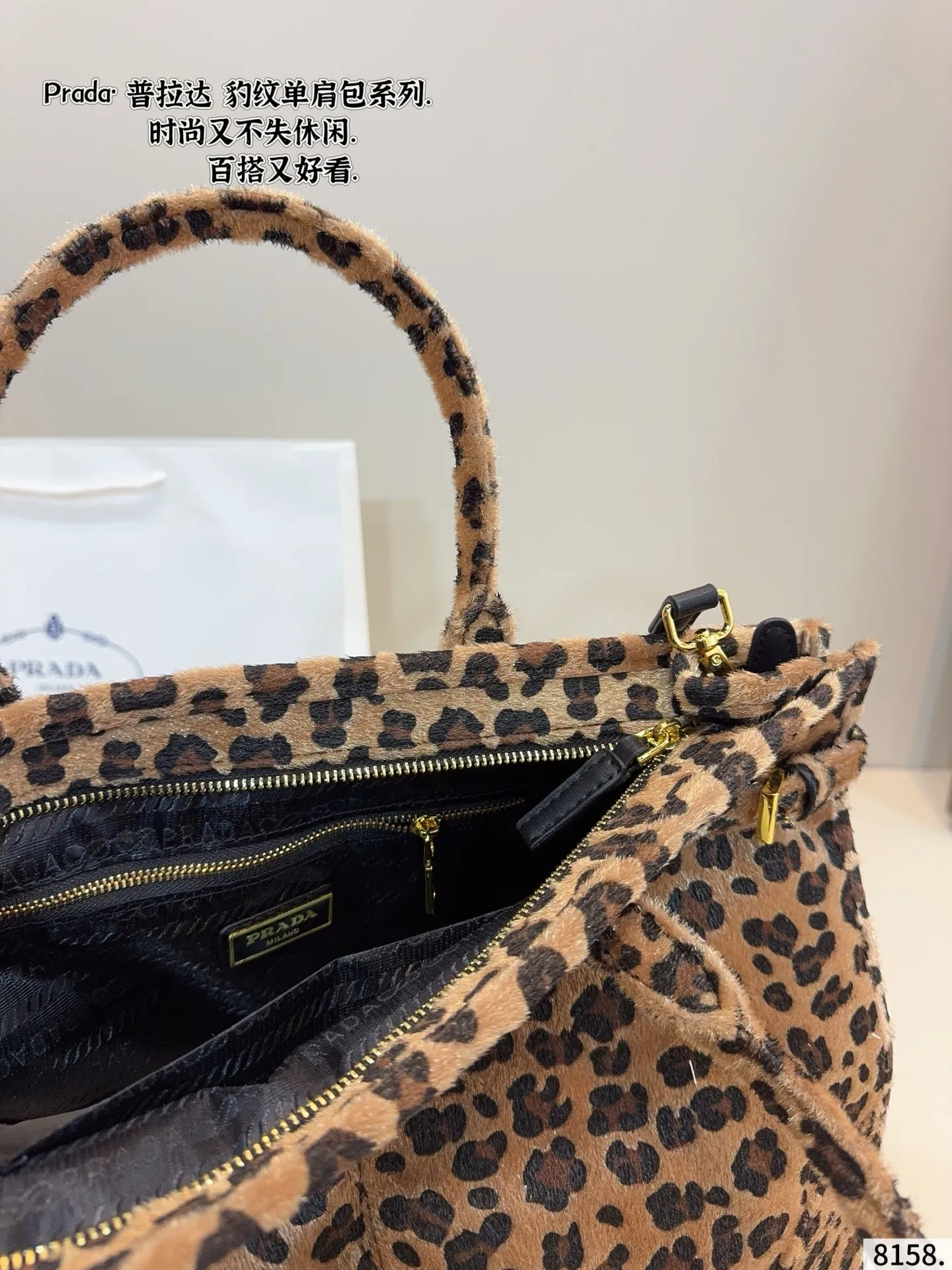 p180 普拉达PRADA Soft lux单肩包. 质感很高级 容量超级大也很耐用 日常出街背它回头率百分百 就是这种随性慵懒感尺寸:38*13*28cm