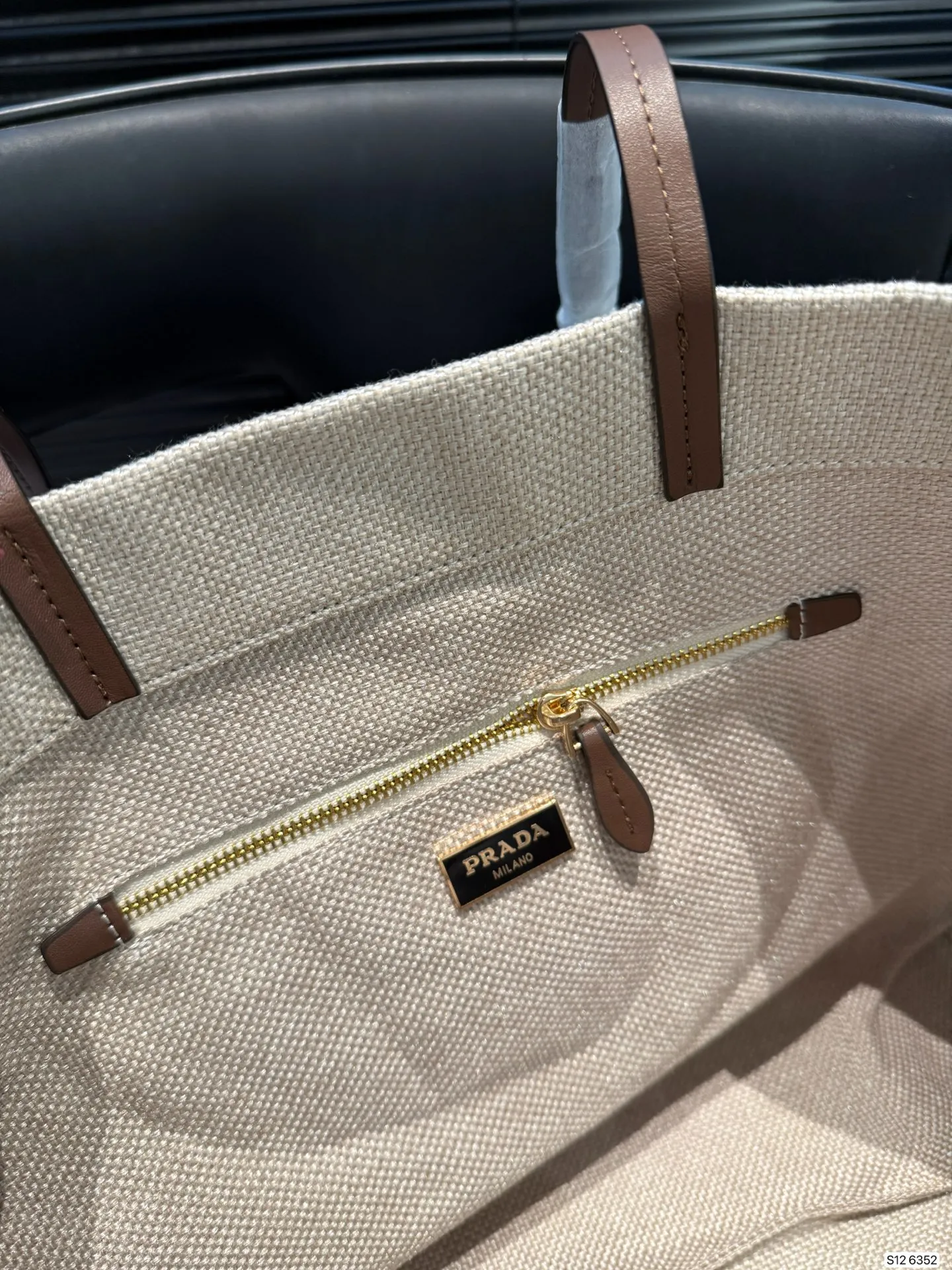 P110 Prada普拉达牛仔托特包 容量充裕,搭配便捷的大开口 质感柔软的面料勾勒出时尚简约之美 尺寸38 30 货号6352