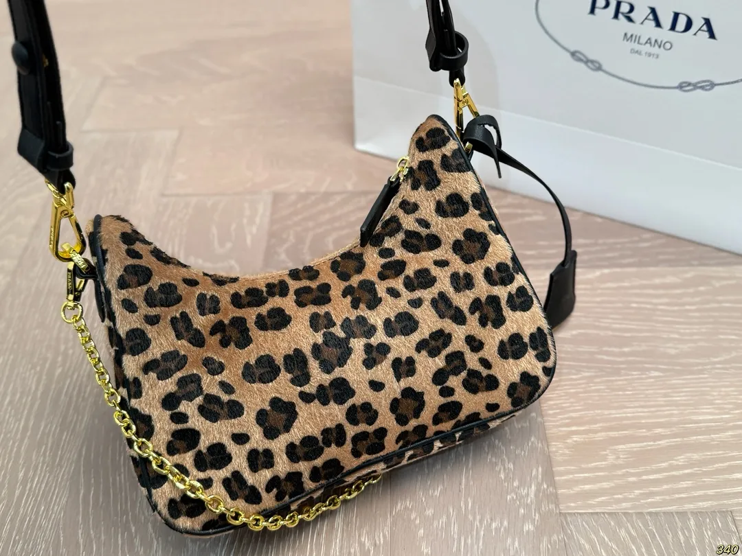 ¥130 普拉达hobo腋下包 Prada如影随形 充满了不一样的帅气感 甜酷辣妹穿搭必备 尺寸 22 12