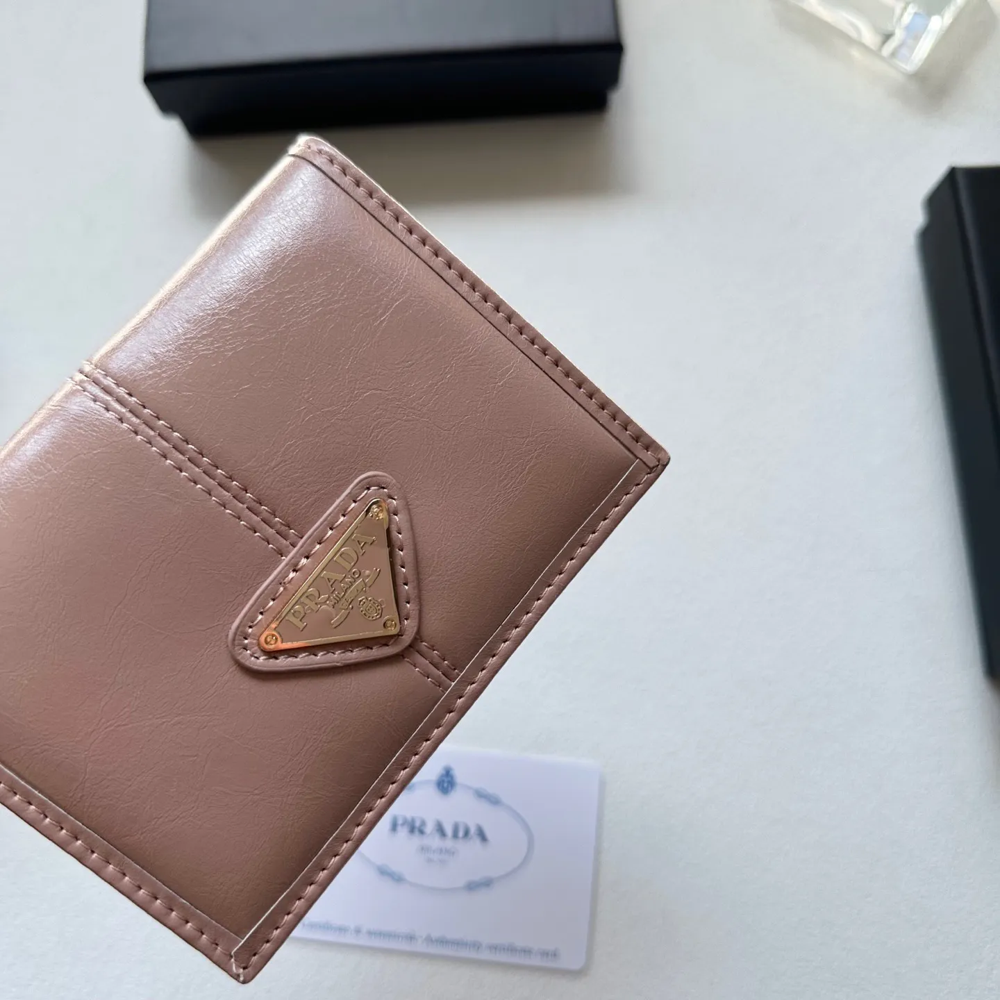 p95🎀🎀颜色 黑 灰 粉🎀尺寸 11x10🎀普拉达👏时尚钱包，优质油蜡牛皮👍🏻高档五金配件，内阁丰富，超级实用❗️现货高品质！