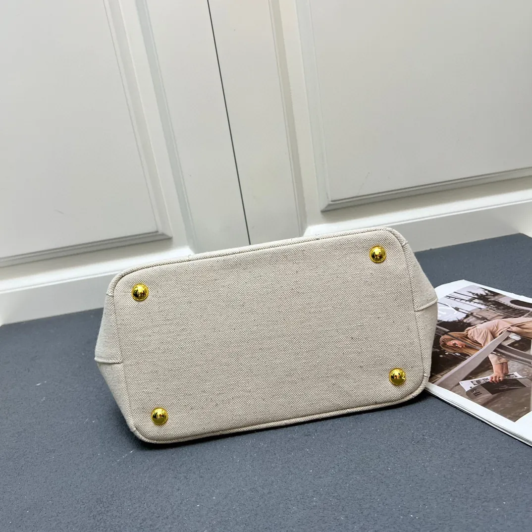 💰200包邮‼️ 新品首发*+2025summer新品亚麻混纺配皮托特包 小号 优雅时尚夏日度假风情托特包 采用亚麻混纺面料精心打造 配以牛皮双腕带 正面标志性字母徽标压花 超实用的托特包造型 配有可拆卸皮革钥匙环 简约精致内里容量超大超好用 简直是太棒了 .时尚潮人新宠 完美细节媲美砖柜超级棒5炎评价 size:25*19*15cm 型号:1BD678