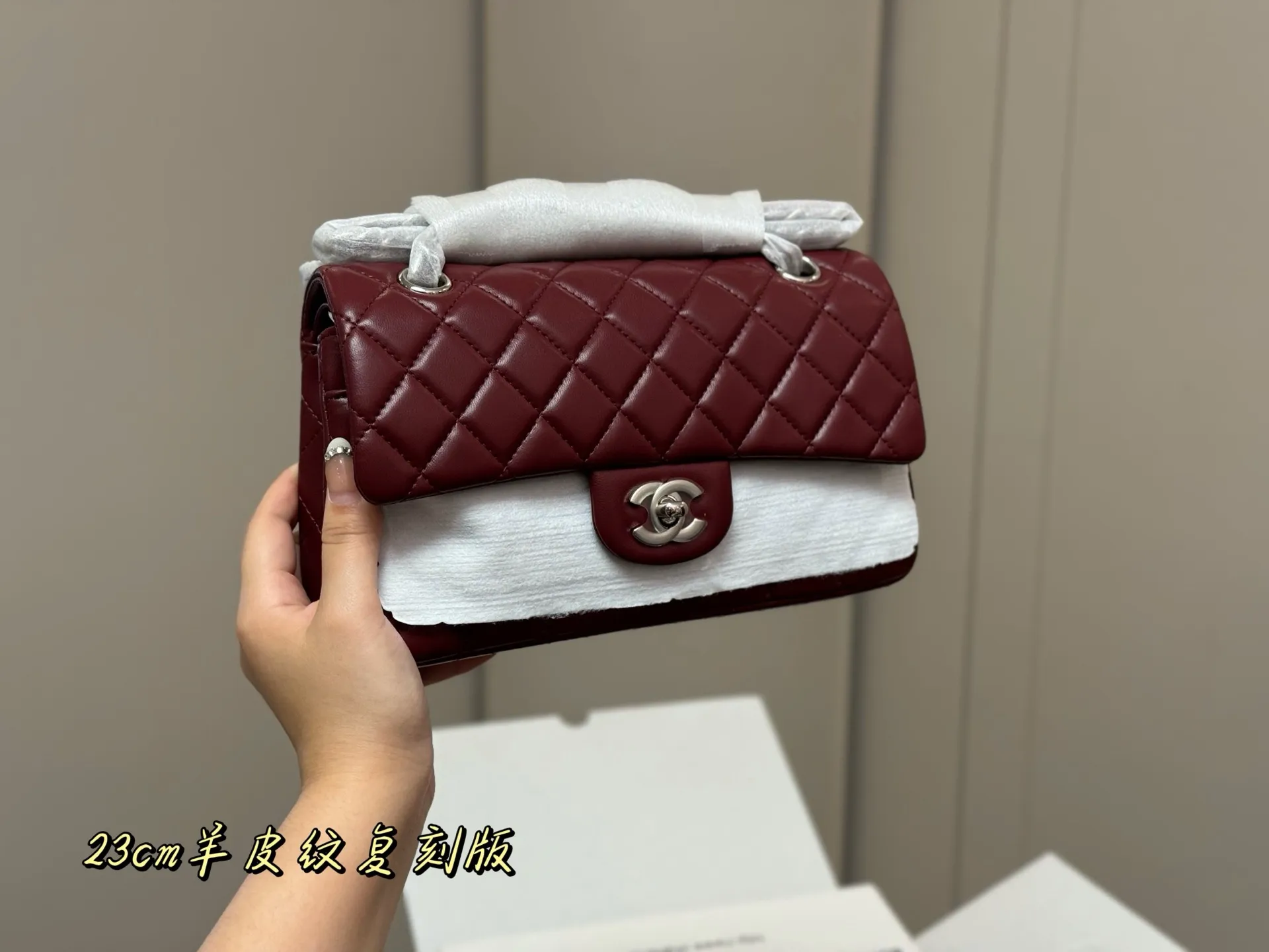 &yen;185 配折叠盒飞机盒 size:23cm 香奈儿 cf我们一直很用心在做 秒杀其他市面上的货 顶级原单鱼子酱 很舒服的一种！ 不管您是谁 稳稳hold住哦✔️✔ 四季必备单品！