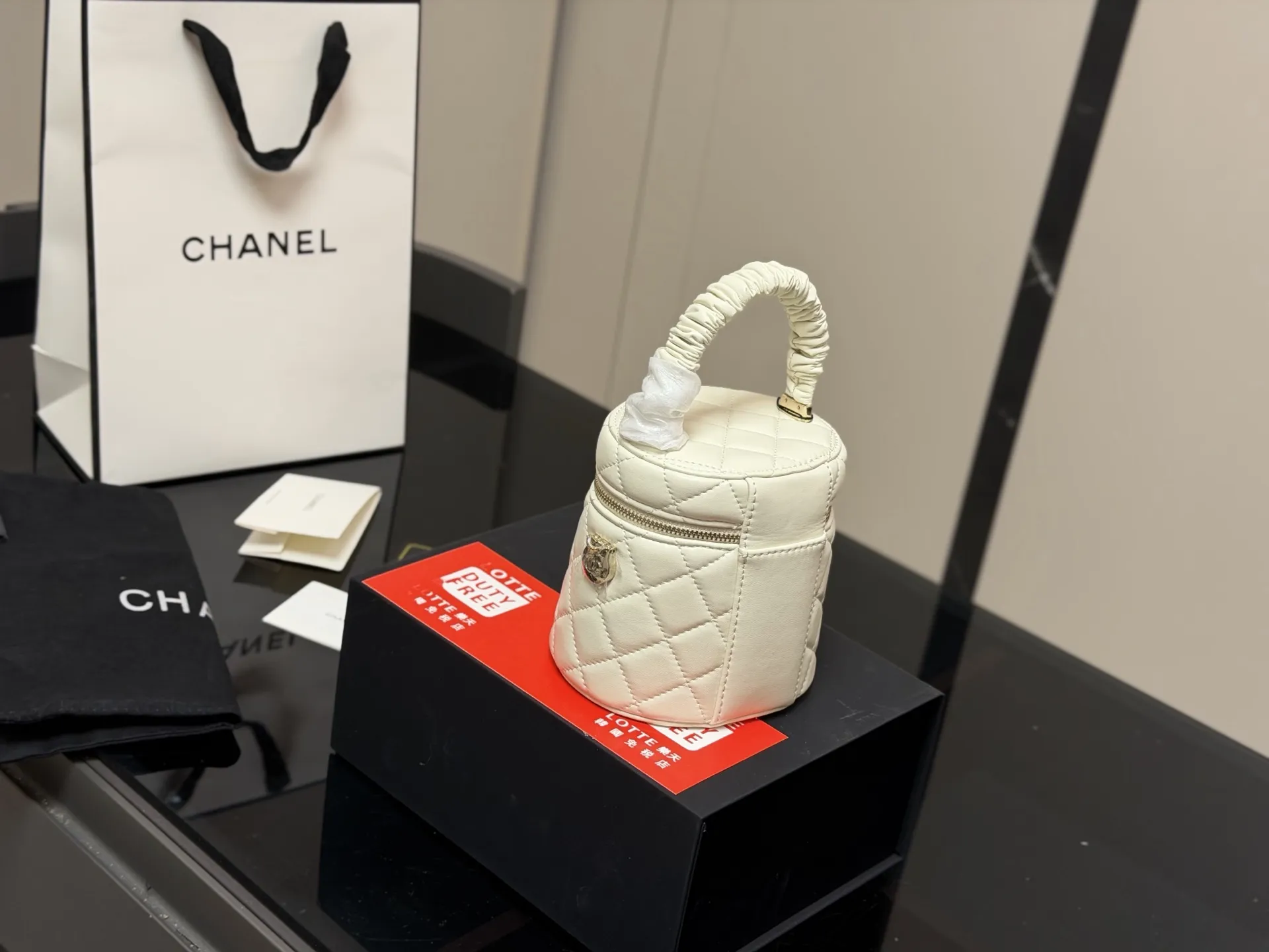 &yen;165 折叠盒 香奈儿Chanel 是美到炸裂的水桶包!! 很精致,容量也超级力! 手机纸巾卡 包唇膏绝无问题,精致得不行! 而且.上身效果棒棒的,链子长度刚好, 取东西 超方便 上身效果不错,不挑人，轻巧, 容量大,肯定实用! 尺寸:13.13cm