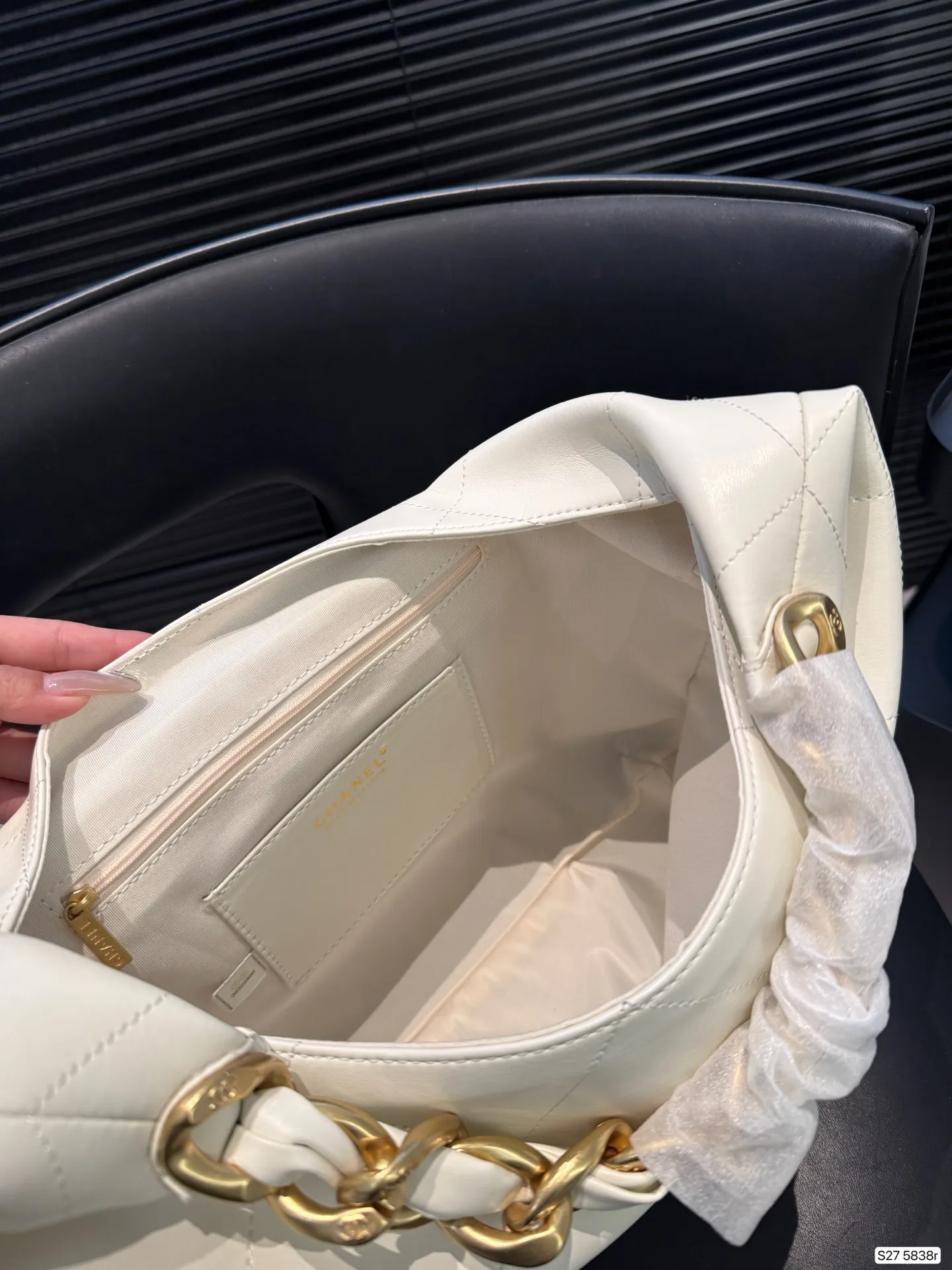 P185 Chanel奶白编织链包｜是仙女包没错了 谁能拒绝奶白色的温柔暴击⁉️ 香奈儿这系列把优雅刻进了DNA 日常通勤、出街都能搭 菱格纹+编织金属链手柄 奶白色皮质干净又高级 金色双C扣精致感拉满，温柔又大气 尺寸32 27 货号5838