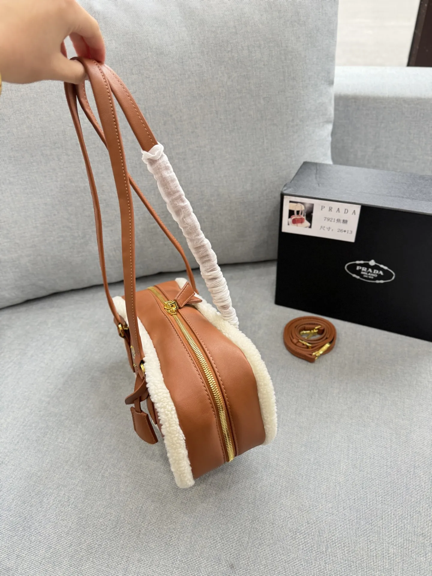 💰150 天地盖 size：28&times;15 PRADA普拉达 腋下包 手提单肩包 皮质手感柔软细腻，自带淡淡的皮香味，巧妙融合多种元素，呈现出独特而时尚的美学风格， 简约又有质感~