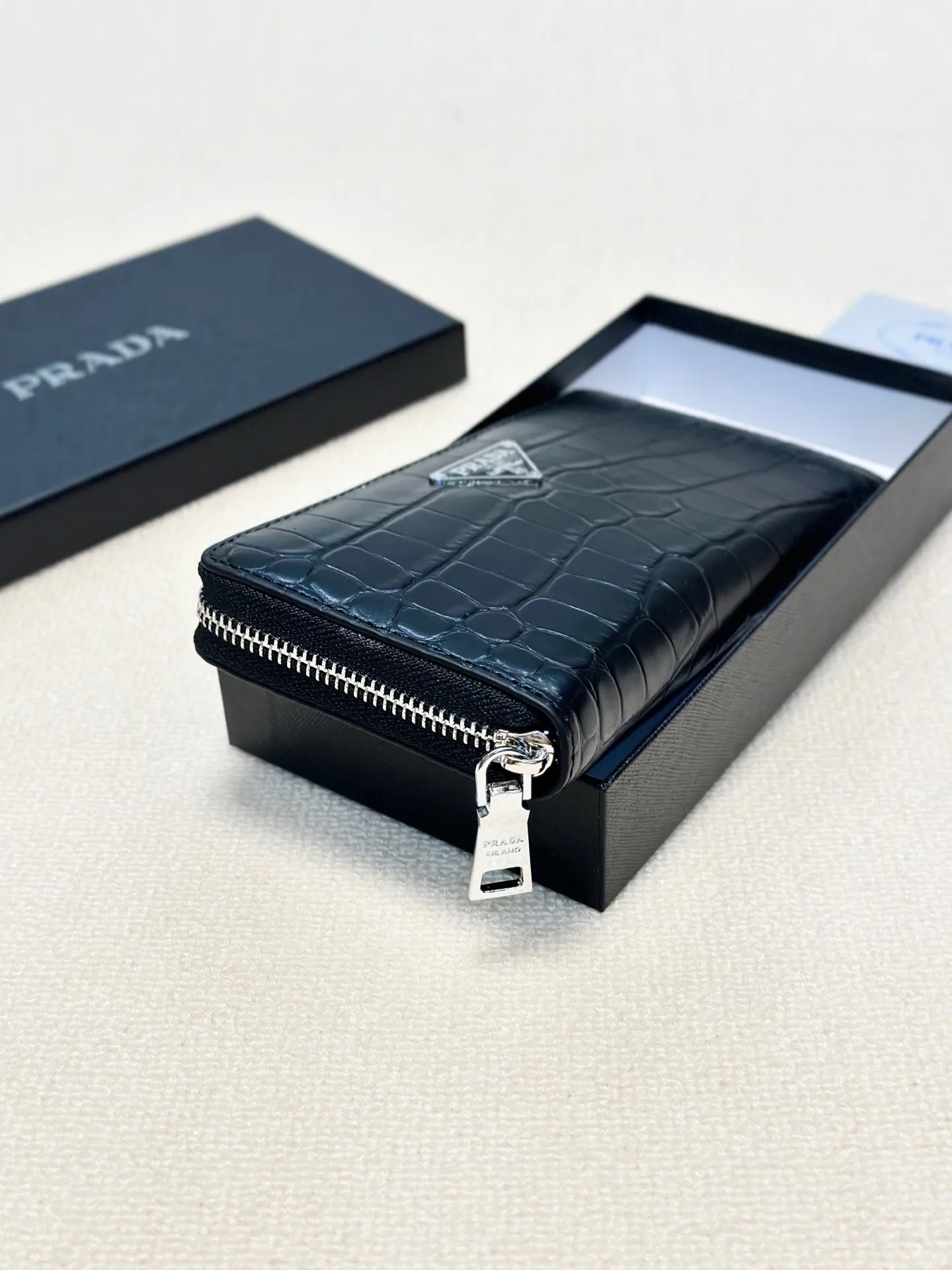 P100🎀🎀颜色 黑🎀尺寸 21x11🎀✨普拉达男士手包💎💎石头纹牛皮🐂,一流手感媲美专柜正品👍,看细节👀多卡位大容量,现货供应