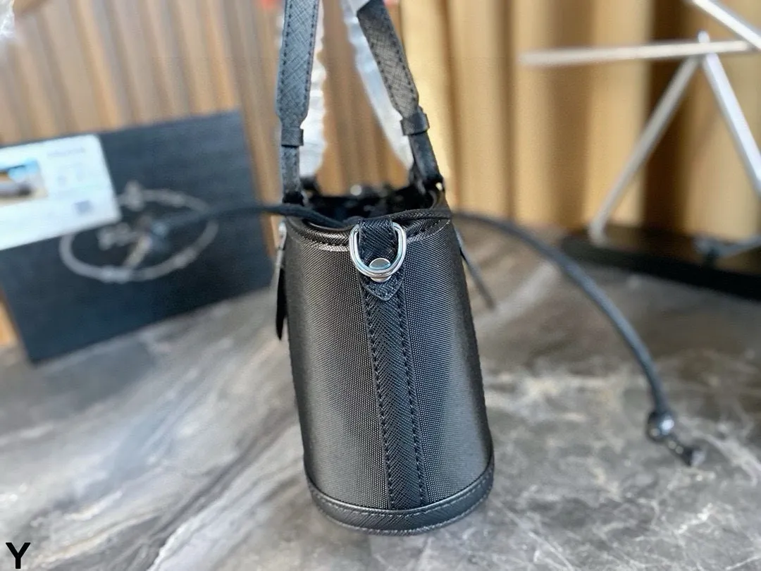 p125/p120 配盒🎁 Prada/普拉达家尼龙包! 犹如潇洒在普拉达女包的体闲生活中穿梭 内设贴袋 可拆卸式斜挎肩带 面料纹路清晰 走线均匀! 尺寸:24*14/21*12