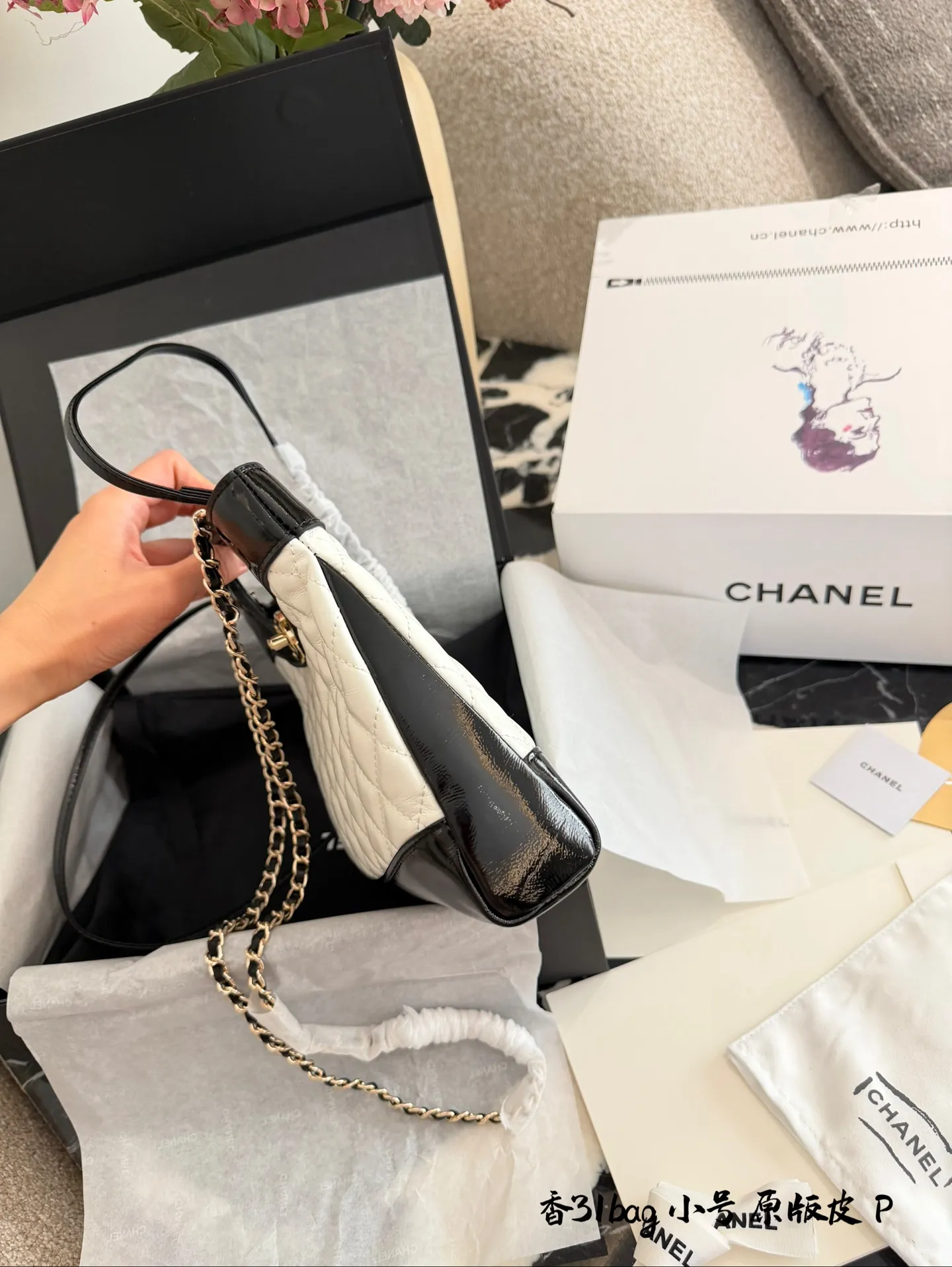 p200 香奈儿Mini31Bag熊猫色 牛皮 Q3香奈儿Mini 31 Bag熊猫色,黑白拼接超经典,漆皮+菱格纹设计,淡金色五金超有质感十。22x23x5.5cm 22x23x5.5cm,小巧精致,手提or斜挎都OK,链条肩带多种背法随心切换!旋钮扣设计更安全,容量虽小但手机钥匙都能装下,通勤出行都很适合。复古时髦,百搭不挑人,是香奈儿热门爆款之一!
