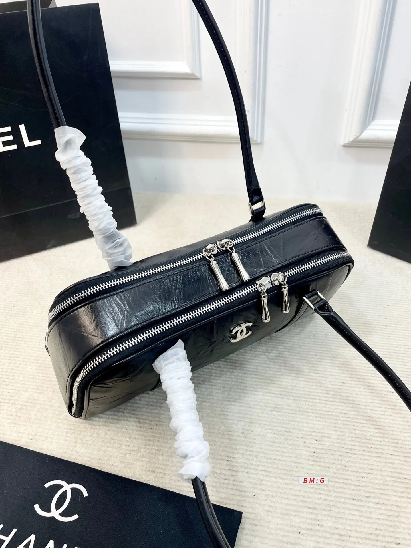 💰225 香奈儿黑色油蜡皮保龄球包,经典弧形设计,油蜡皮自带褶皱纹理,复古又高级✨。正面金属双C Logo超有辨识度,拉链开合更安全。内部空间合理,通勤休闲都能装。手柄弧形,手提肩背都OK,实用又时髦。 尺寸:31*9*16.5