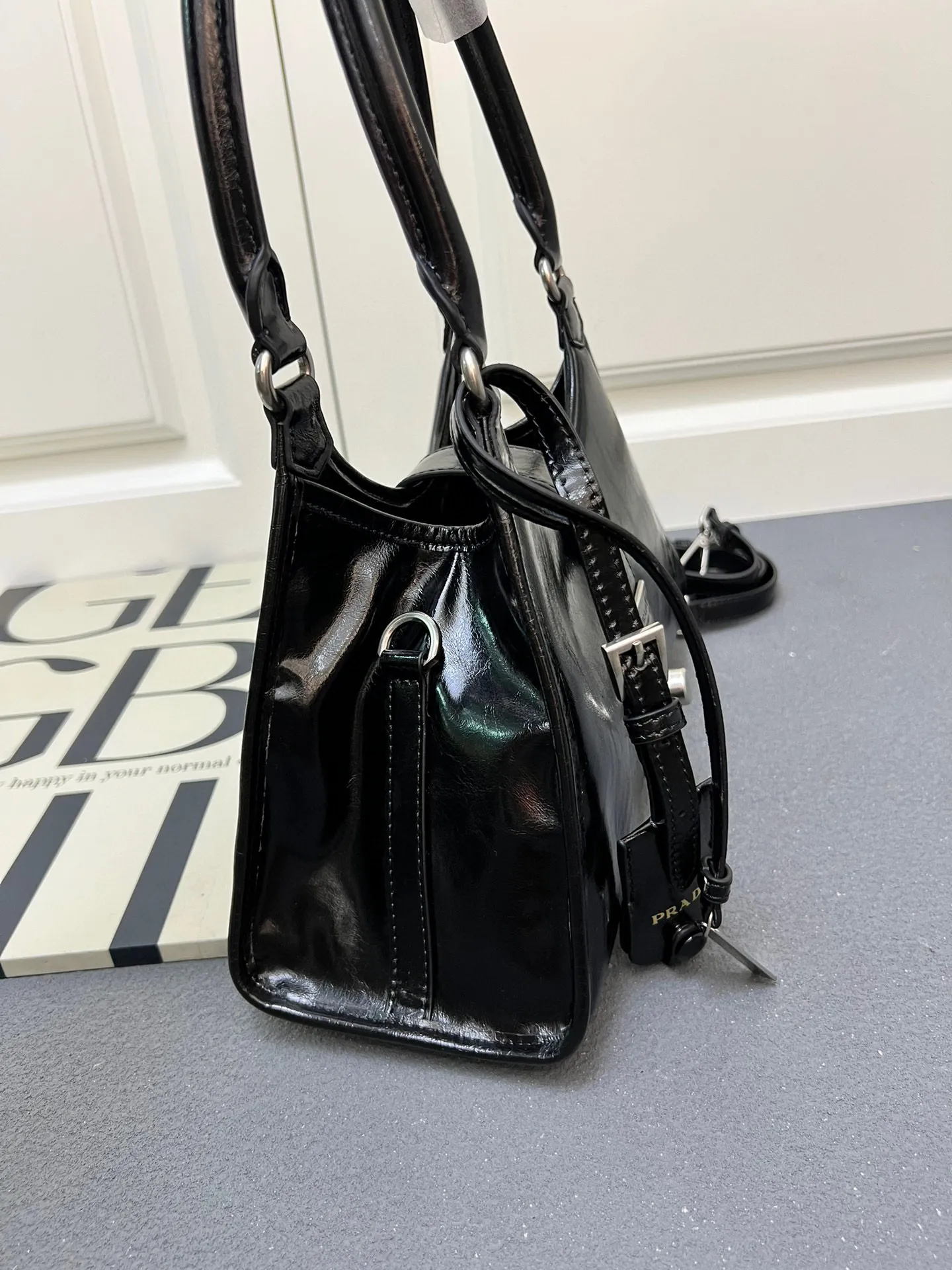 💰248包邮‼️ 🎉新品🎉1BG563春夏新款🎉🎉 这款走秀款采用进口油腊皮,顶级五金,前幅配有插扣锁开合,容量空间大,又可手提又可肩背,上身效果非常大气时尚,喜欢宝宝们,赶紧入手吧🎉🎉 长30.5x高17.5x底9cm