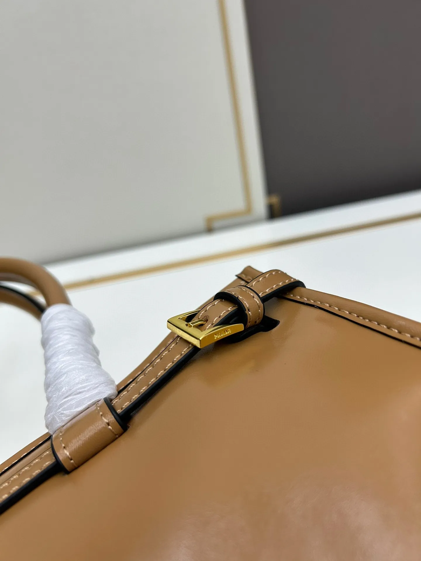 大号💰288包邮‼️ 小号💰258包邮‼️ Prad* Solf lux 手提斜挎包 秋冬爆款油蜡皮系列 黑金配色真是时髦精必备,复古风拿捏恰到好处,氛围感十足,油皮质感,上手很輕 以纯黑色为主体,黑金三角小铭牌点缀在包上,随性而不失精致 真是太好。型号:BG446 大号尺寸:底长38x高25x宽13cm 小号尺寸:底长32x高15x宽12cm