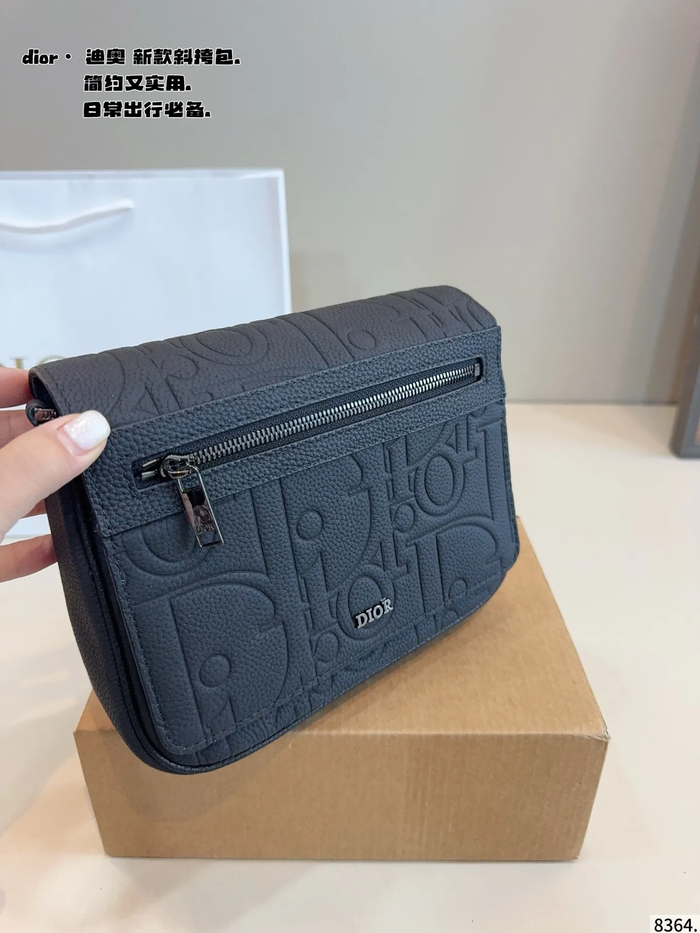 p155配礼盒🎁 Dior/迪奥 新款 男包系列的邮差包实在帅la~ 简单有质感的设计对于日常即使不爱穿搭的男生都很友好 基础款搭配起来也能提升整体时髦度实用又很高级 尺寸 :23*6*18cm