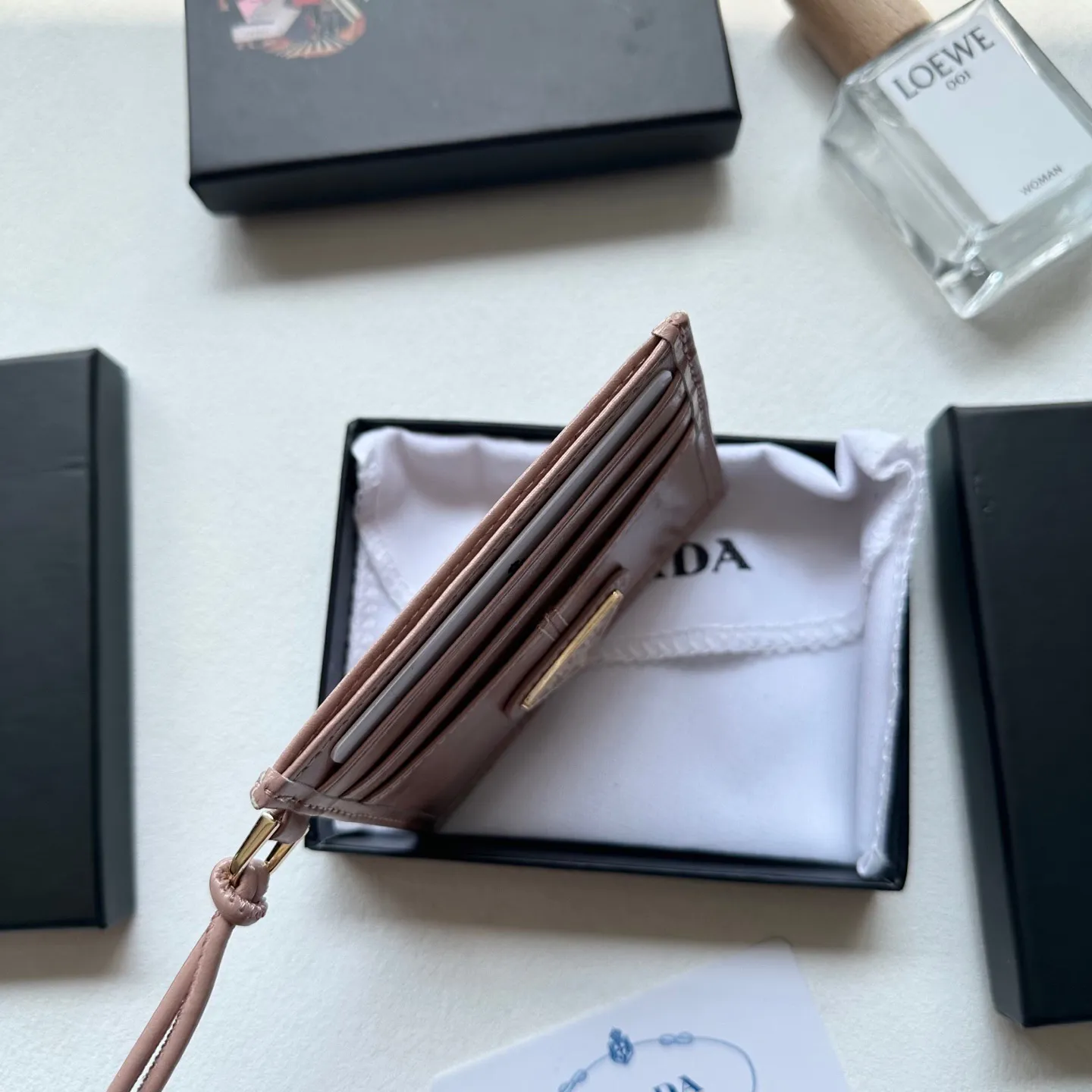 P75🎀🎀颜色 黑 粉 灰🎀尺寸 9x5🎀普拉达纯皮卡包 超级自留。👛卡包钱包两用特别实用