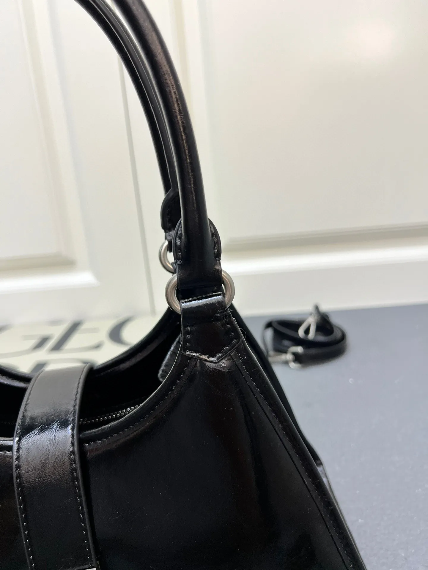 💰248包邮‼️ 🎉新品🎉1BG563春夏新款🎉🎉 这款走秀款采用进口油腊皮，顶级五金，前幅配有插扣锁开合，容量空间大，又可手提又可肩背，上身效果非常大气时尚，喜欢宝宝们，赶紧入手吧🎉🎉 长30.5x高17.5x底9cm