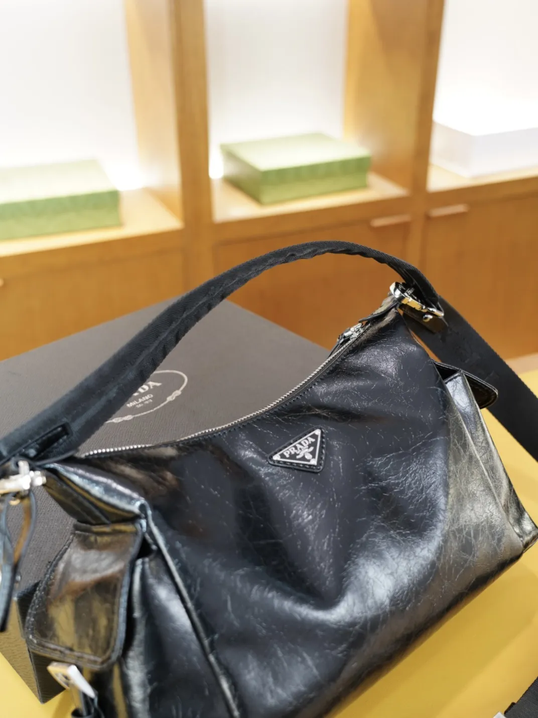 P140 🇮🇹 PRADA 普拉达 官网同步 高版本 斜挎单肩背包 永恒不过时的标志性产品 纯原单牛皮 顶级五金制作 非市面普通版本 贸易公司订单货 全部实拍 实用性非常高 完全不用担心穿搭 配全套包装礼品盒 【规格：30x20x10】
