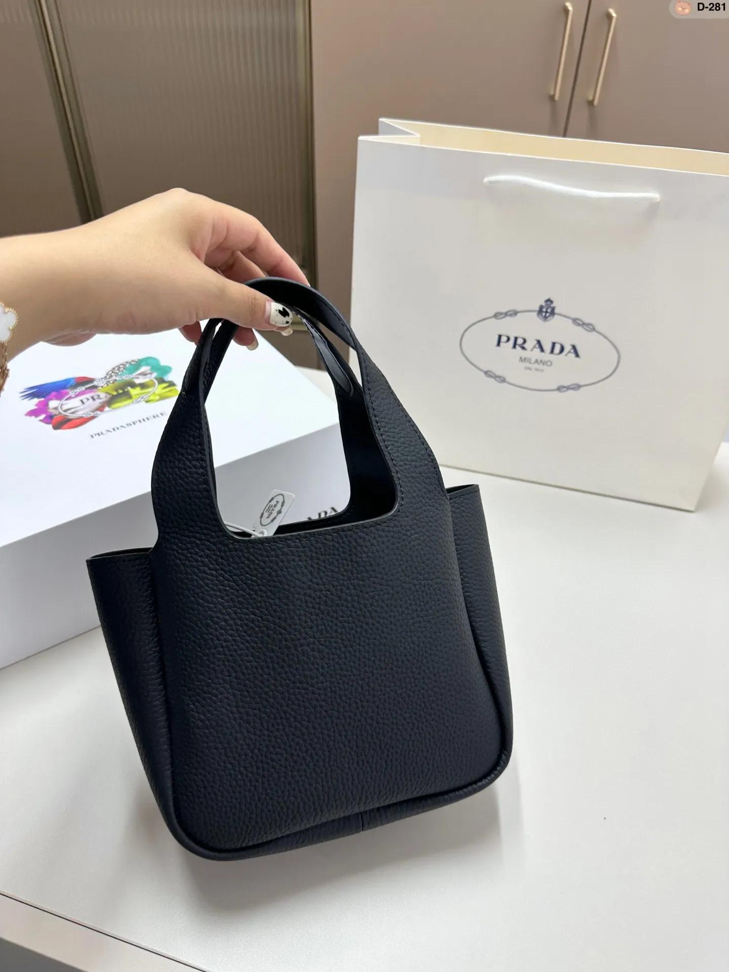 💰p180 普拉达爆款 网红同款 菜篮子 Prada 购物袋牛皮 D-281尺寸18.8.16 折叠盒