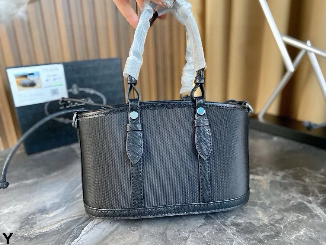 p125/p120 配盒🎁 Prada/普拉达家尼龙包! 犹如潇洒在普拉达女包的体闲生活中穿梭 内设贴袋 可拆卸式斜挎肩带 面料纹路清晰 走线均匀! 尺寸:24*14/21*12