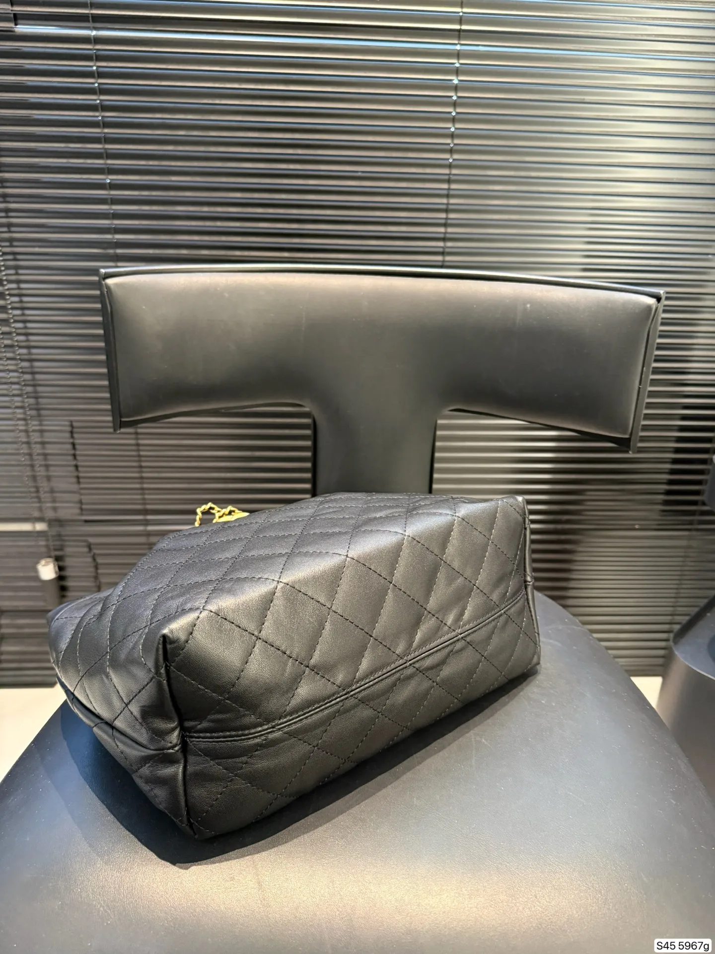 P275 香奈儿新款hobo✅行情早知道🔑少见的推荐 香奈儿2025年推出了全新的Hobo包金属双C扣和链条肩带等设计细节,结合复古与现代元素,成为备受期待的new girl。 尺寸27 21 货号5967