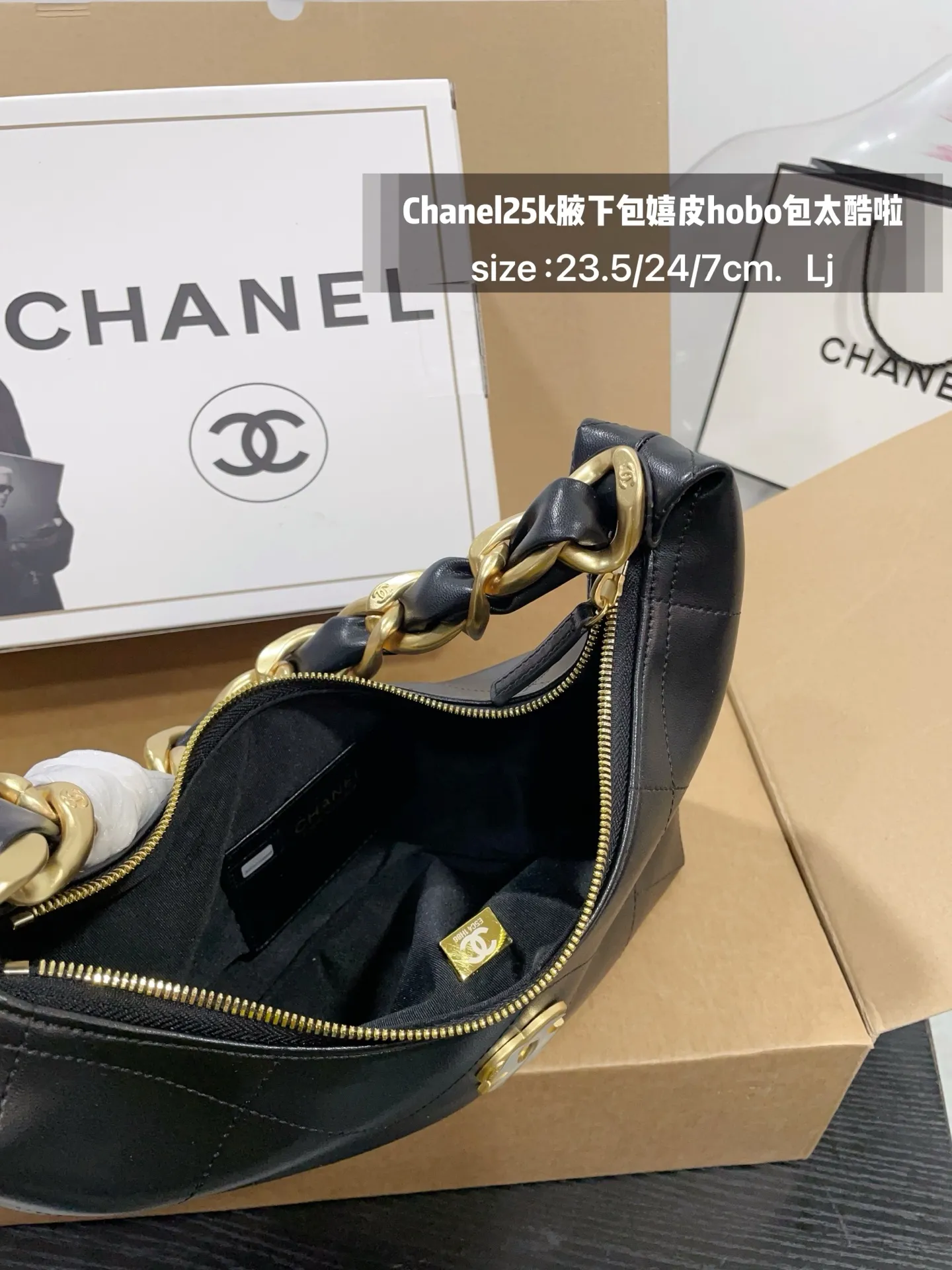 👑💰170免税店包装 Chanel25k腋下包嬉皮hobo包太酷啦25k嬉皮hobo包经典大菱格,大粗链条沉甸甸的金链条很有分量感 表面做旧效果,很有Vintage中古感; 包身柔软容量非常大,好看又能装的hobo谁能拒 绝 上身随性又潇洒~ 尺寸,23.5/24/7cm