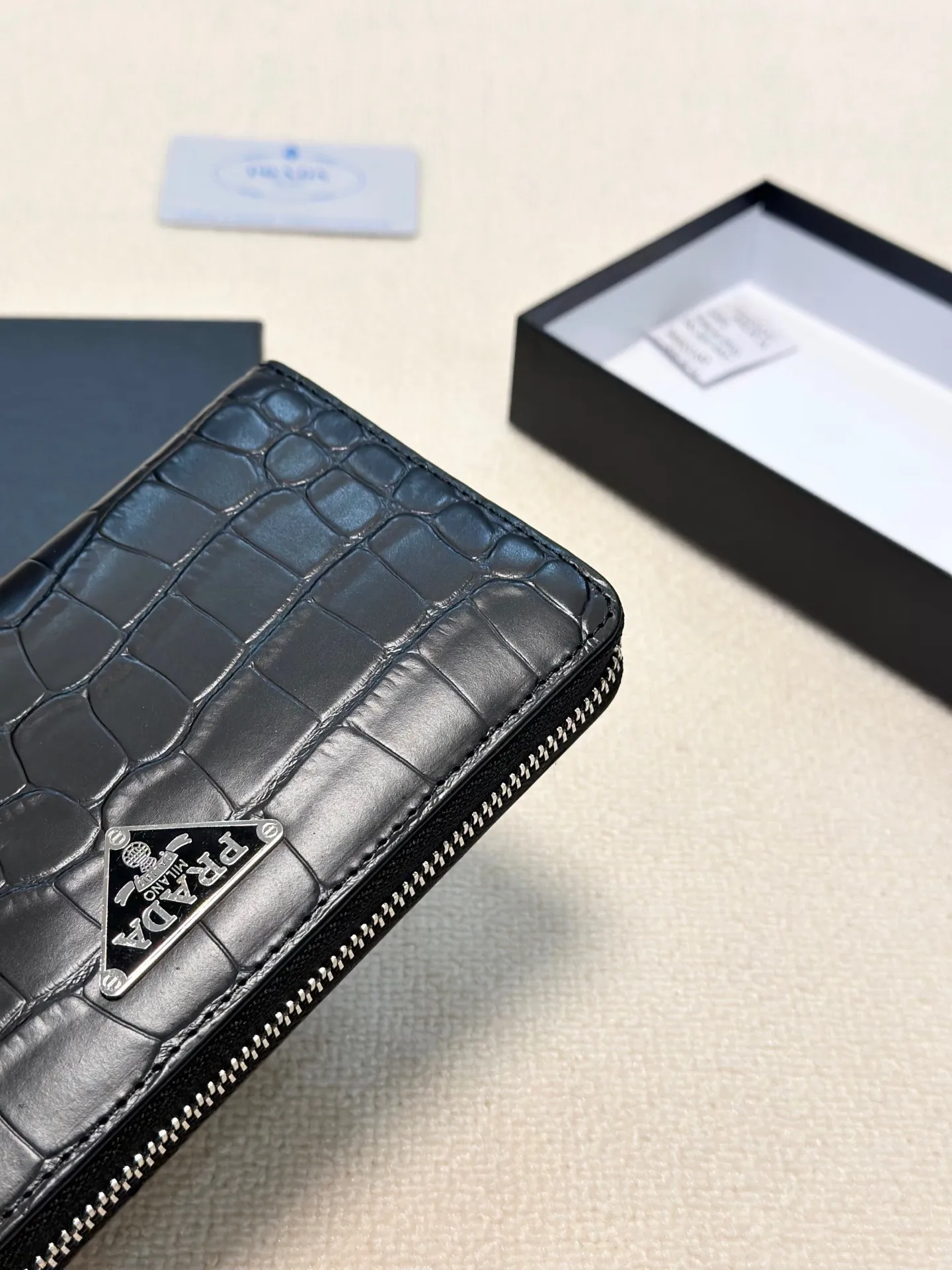 P100🎀🎀颜色 黑🎀尺寸 21x11🎀✨普拉达男士手包💎💎石头纹牛皮🐂,一流手感媲美专柜正品👍,看细节👀多卡位大容量,现货供应