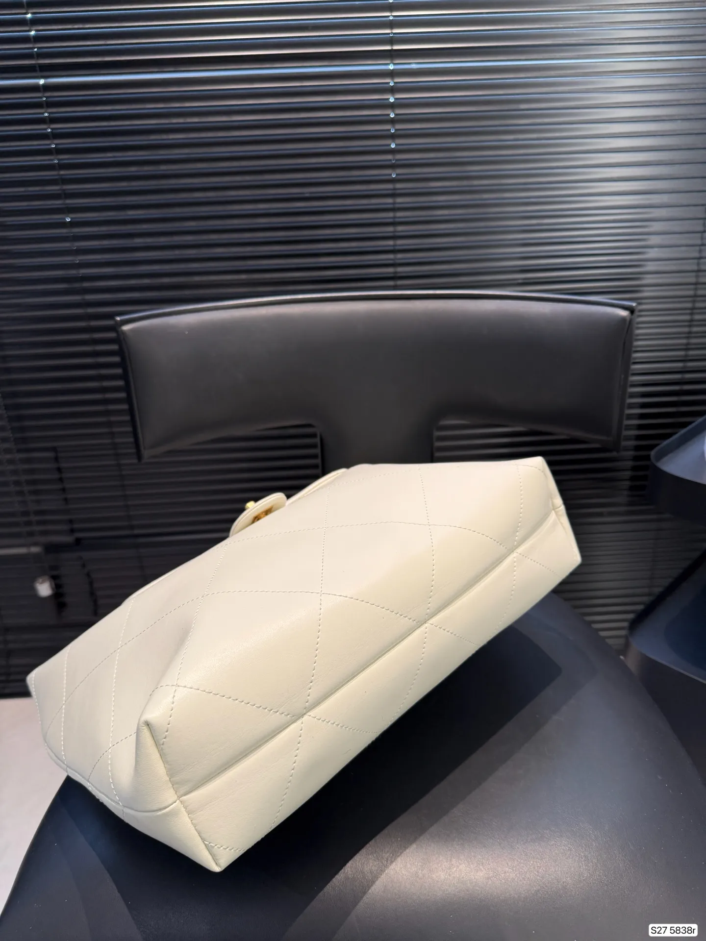 P185 Chanel奶白编织链包|是仙女包没错了 谁能拒绝奶白色的温柔暴击⁉️ 香奈儿这系列把优雅刻进了DNA 日常通勤、出街都能搭 菱格纹+编织金属链手柄 奶白色皮质干净又高级 金色双C扣精致感拉满,温柔又大气 尺寸32 27 货号5838