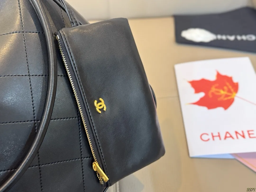 ¥150折叠盒 香奈儿CHANEL Hobo腋下包 这款觉得手拎就很好看 配休闲装很酷啊! 实物很漂亮 质感超级棒 尺寸:32 29