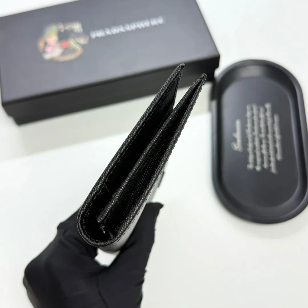 短p75长p85🎀🎀颜色 黑色 🎀尺寸长19x10 短12x10🎀普拉达🔥专柜款🔥男士十字纹长短款对折👍一比一进口牛皮手感无敌💕简约大气必备💕