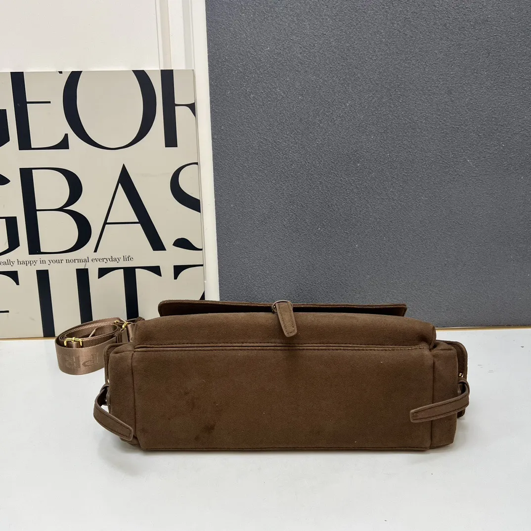 💰240包邮❗ 新款邮差包🎉1A395全皮🎉 这款手袋完美融合精致与功能性,采用再生尼龙材质,轮廓柔和,配有多个口袋。轻盈实用的设计结合运动与百搭元素,饰有涂珐琅三角形金属徽标,搭配皮革细节。配有2条肩带可拆卸,容量大,太完美,又是一款永久不过时爆款,大号男女共用,赶紧入手吧 小号:长30x高14x底10cm