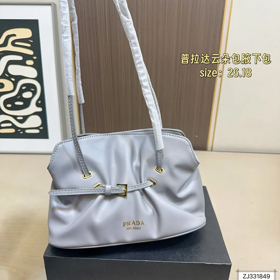 💰165 折叠盒 尺寸26&times;18 Prada 普拉达 Dada腋下包 因蓬松柔软的外形被称为&ldquo;云朵包&rdquo;，触感细腻。细长饰带束出自然褶皱，展现松弛高级的&ldquo;Raw Glamour&rdquo;风格。磁吸扣设计，容量可观，适合通勤或约会，轻松搭配各种穿搭，时髦又实用