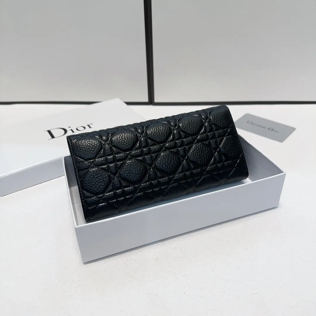 P95🎀🎀颜色 黑🎀尺寸 19x10🎀迪奥👏时尚钱包 🎃🎃头层牛皮压花🐂内阁超丰富👍女士专属🔥现货