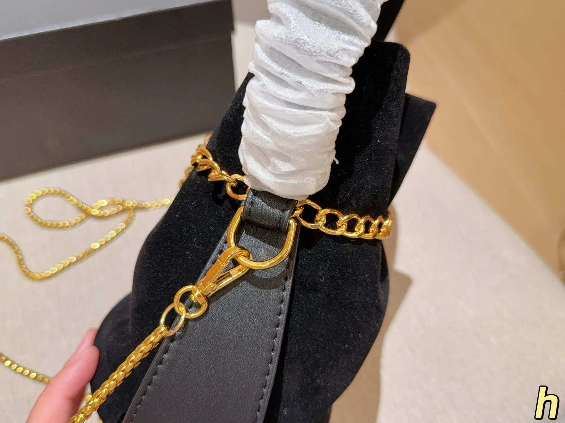 💰120 Prada普拉达 25ssMariner麂皮绒水桶包~链条斜挎包~ 尺寸:17×18×12 礼盒包装🎁