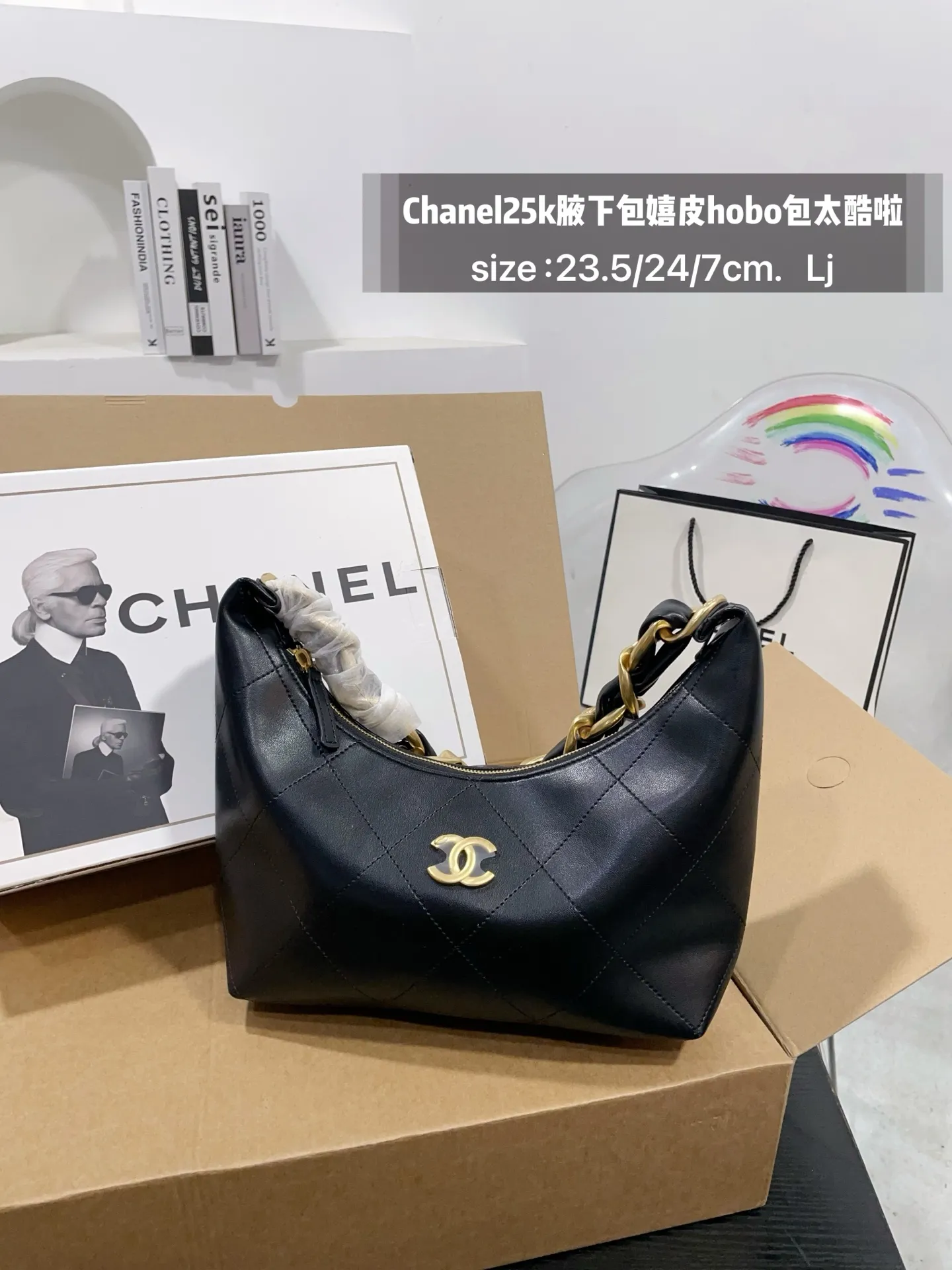 👑💰170免税店包装 Chanel25k腋下包嬉皮hobo包太酷啦25k嬉皮hobo包经典大菱格,大粗链条沉甸甸的金链条很有分量感 表面做旧效果,很有Vintage中古感; 包身柔软容量非常大,好看又能装的hobo谁能拒 绝 上身随性又潇洒~ 尺寸,23.5/24/7cm