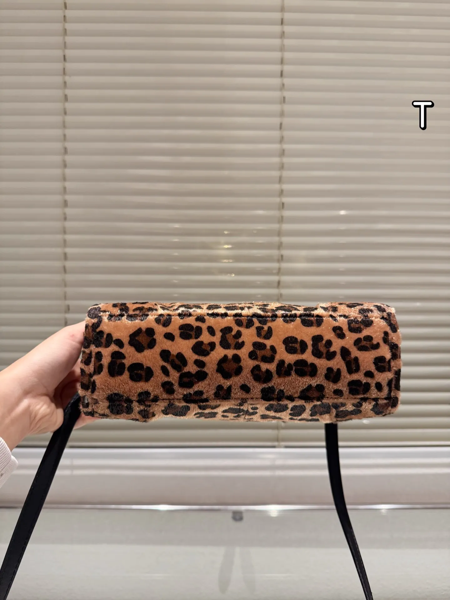 P160 Prada 普拉达Bonnie手袋 &Prada Bonnie手袋采用黑白奶牛纹压花小羊皮，触感柔软细腻，搭配标志性三角金属徽标，辨识度超高。，轻巧便携，配有可拆卸链条肩带，支持手提、单肩或斜挎多种背法。奶牛纹设计俏皮又时髦，秋冬搭配简约或亮色服饰都超出彩国，轻松提升造型亮点！ 迷你尺寸12&times;23.5x9cm