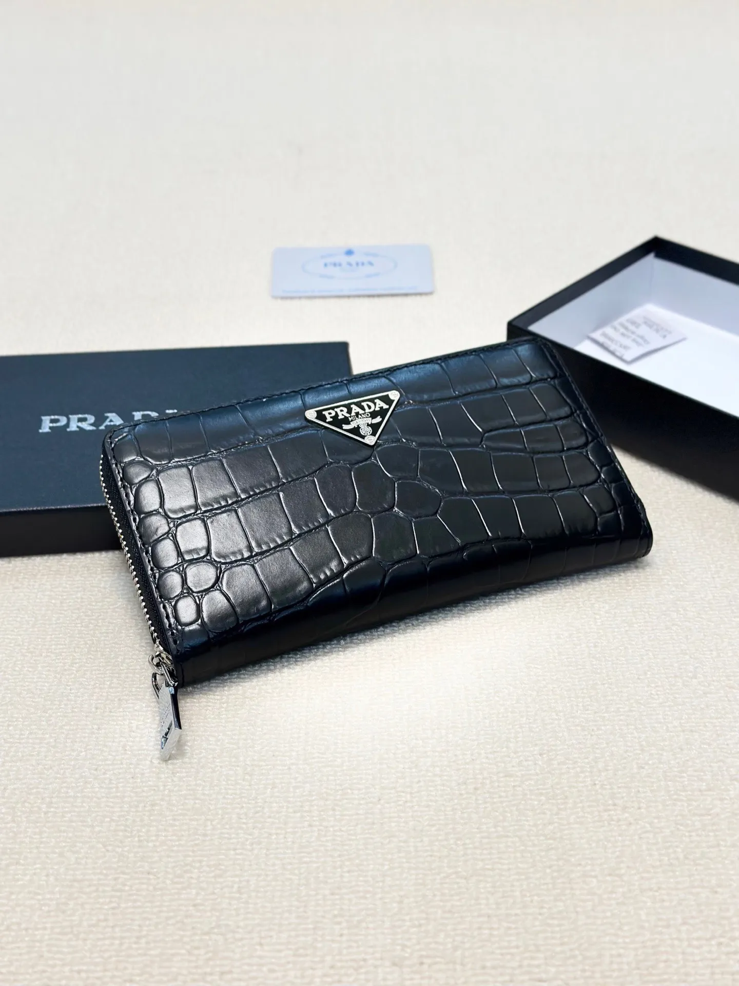 P100🎀🎀颜色 黑🎀尺寸 21x11🎀✨普拉达男士手包💎💎石头纹牛皮🐂,一流手感媲美专柜正品👍,看细节👀多卡位大容量,现货供应