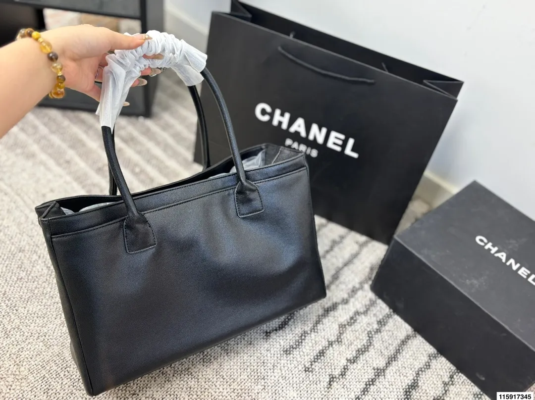 p155 尺寸36.23 Chanel 香奈儿 cerf 鱼子酱荔枝皮 公文包 经典永不过时的Cerf包型，简约大气又实用[哇R]鱼子酱牛皮耐磨耐造有质感！还是黑金配色