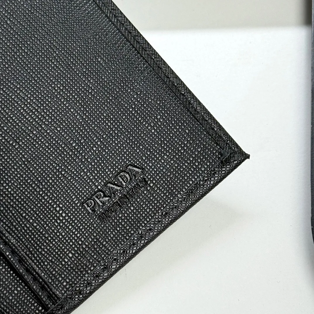短p75长p85🎀🎀颜色 黑色 🎀尺寸长19x10 短12x10🎀普拉达🔥专柜款🔥十字纹长短款对折👍一比一进口牛皮手感无敌💕简约大气必备💕