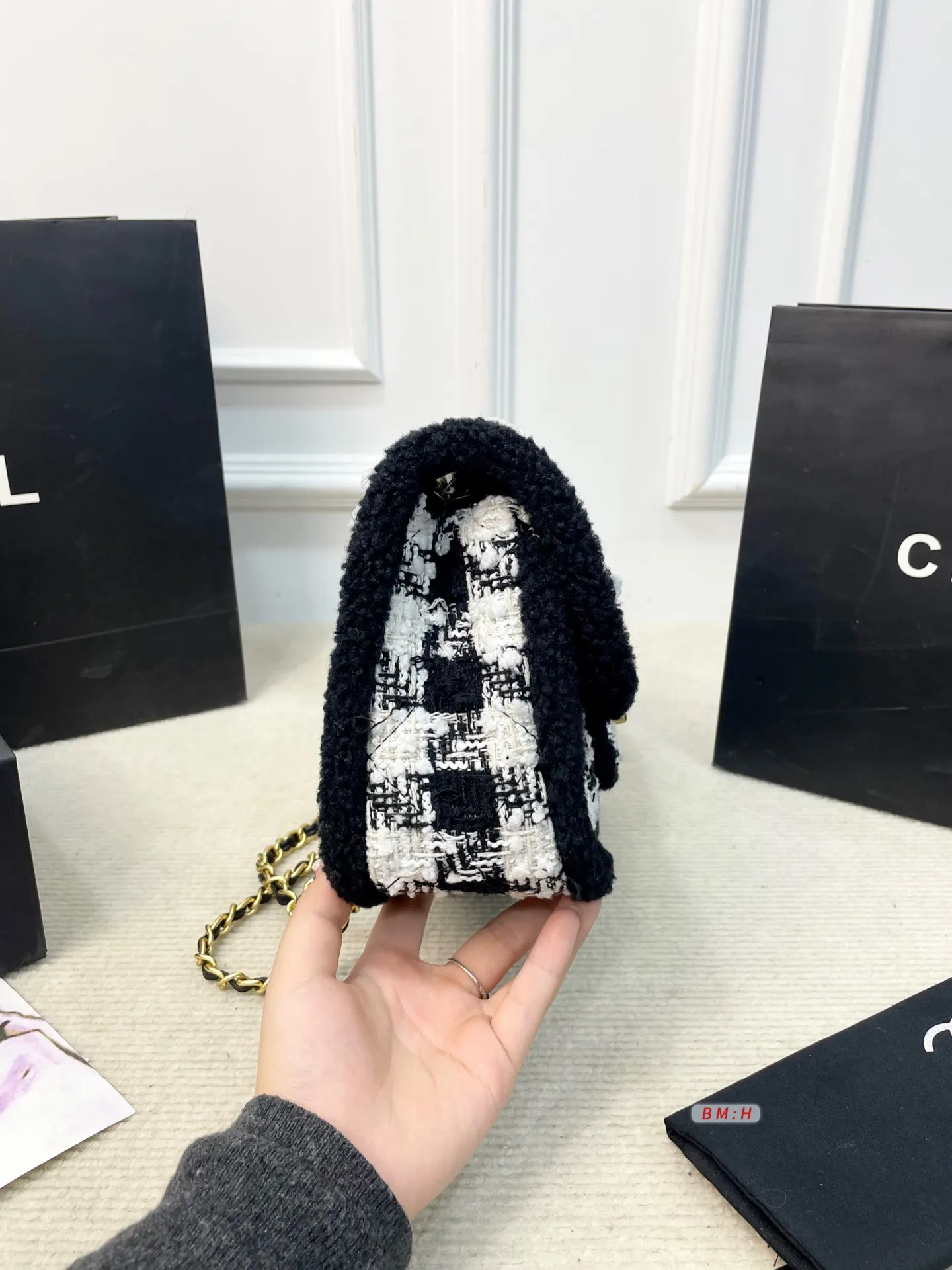 💰210 香奈儿CF系列25N黑白千鸟格粗花呢包链条包斜挎包,经典千鸟格纹+金色链条,优雅复古气质满分✨。毛呢材质柔软有质感,秋冬搭配大衣毛衣超有氛围感!日常通勤、出街都很实用,手机卡包轻松装下。金属双C标志+皮穿链条,细节精致,肩带可调节,单肩斜挎都OK。 尺寸:29*10*20