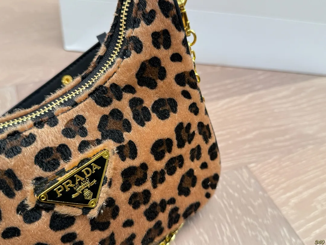 &yen;130 普拉达hobo腋下包 Prada如影随形 充满了不一样的帅气感 甜酷辣妹穿搭必备 尺寸 22 12