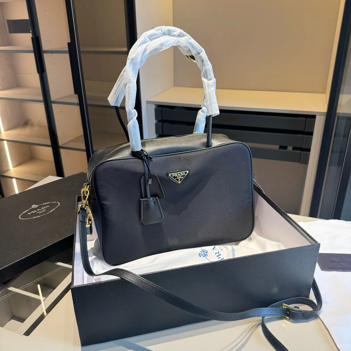 🅿️185~🅿️190~🅿️195✅新品推荐🔜 高端货🔥Prada普拉达专柜新款锁头腋下包~👍明星同款!到哪都是回头率👍专柜同款哦!品质堪比正品!进口面料外出轻便实用!原版顶级五金🎁原版礼盒包装(size:小号28*14 中号30*18 大号34*23)