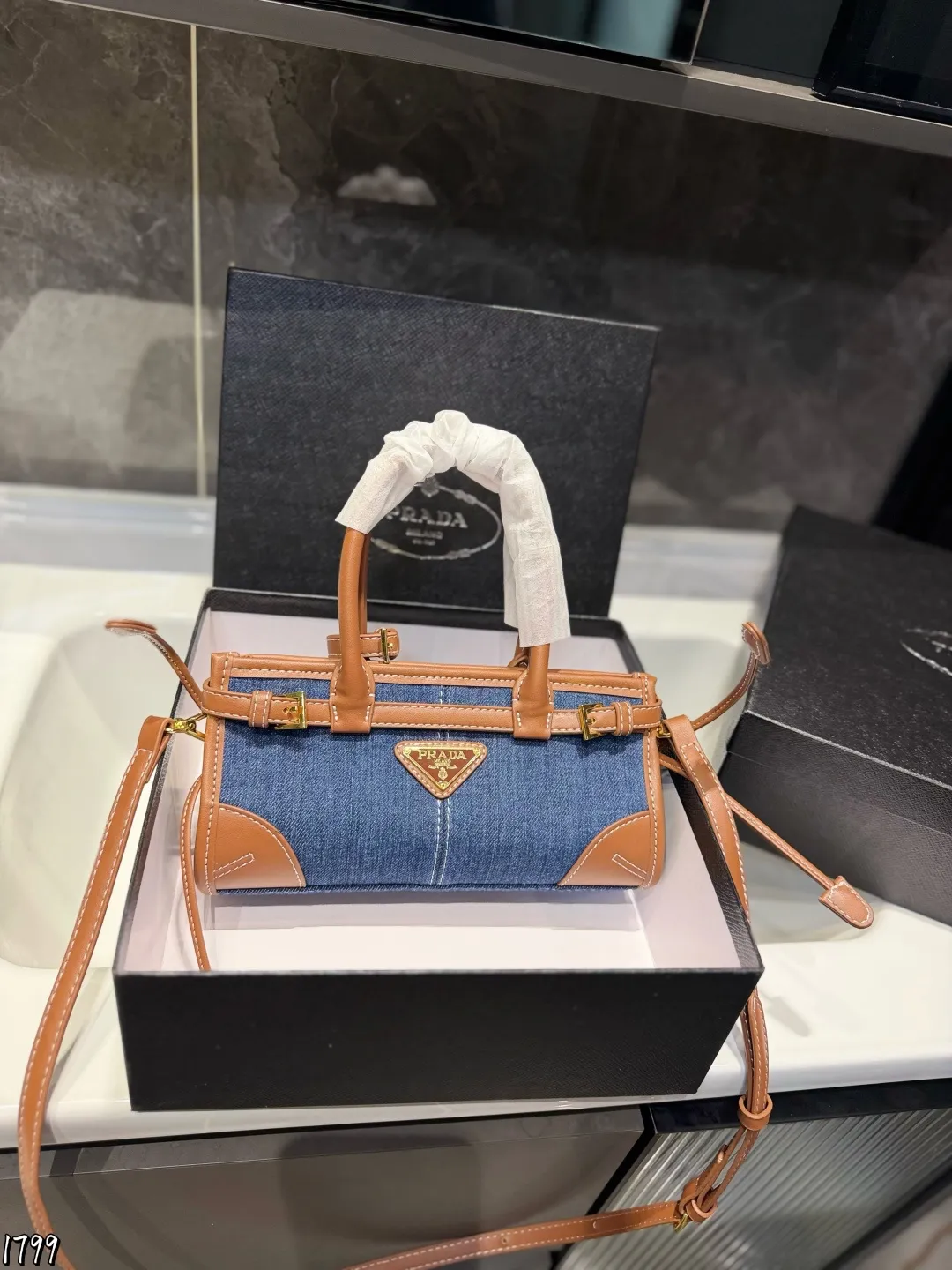 ❤️p150(礼盒包装)❤️ 普拉达Prada新晋顶流soft lux真的把我美迷糊了!!!复古又高级!!可手提,可斜挎,一包两背~自重轻,容量大,甜酷女孩到!尺寸24×12