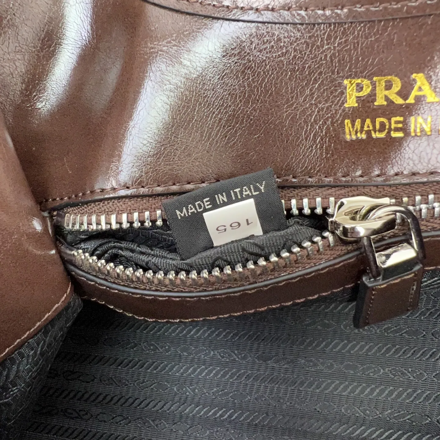 定制版💰338包邮‼️ 🎉新品🎉1BG563新款🎉🎉 这款走秀款采用进口油腊皮,顶级五金,前幅配有插扣锁开合,容量空间大,又可手提又可肩背,上身效果非常大气时尚,喜欢宝宝们,赶紧入手吧🎉🎉 长30.5x高17.5x底9cm🎉🎉🎉