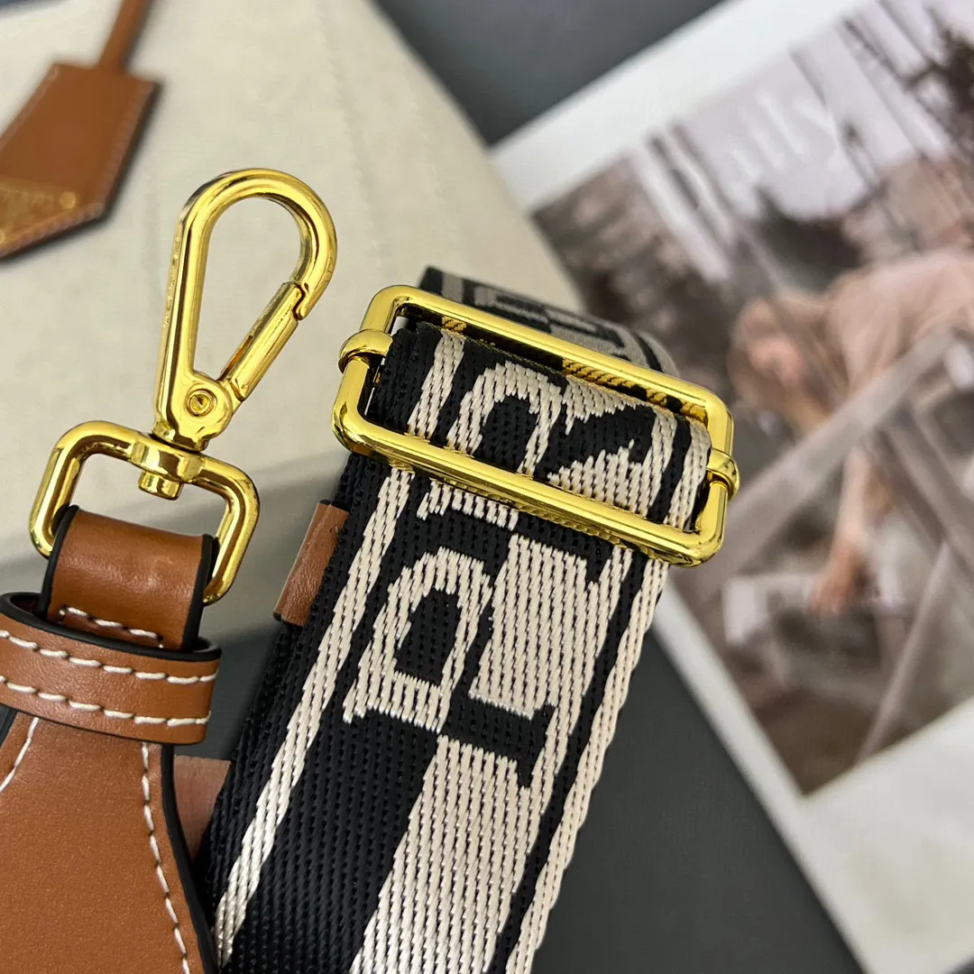 💰200包邮‼️ 新品首发*+2025summer新品亚麻混纺配皮托特包 小号 优雅时尚夏日度假风情托特包 采用亚麻混纺面料精心打造 配以牛皮双腕带 正面标志性字母徽标压花 超实用的托特包造型 配有可拆卸皮革钥匙环 简约精致内里容量超大超好用 简直是太棒了 .时尚潮人新宠 完美细节媲美砖柜超级棒5炎评价 size:25*19*15cm 型号：1BD678