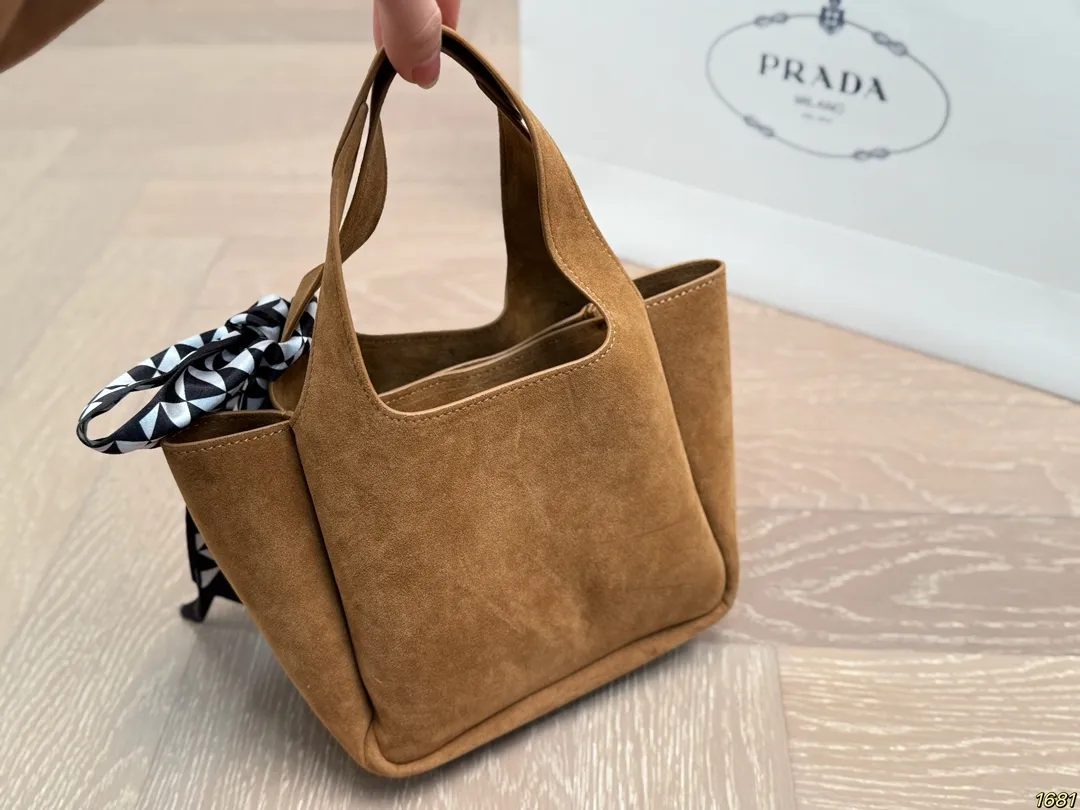 ¥145/¥140 普拉达 PRADA 手提托特包独特设计时尚又经典 超级百搭 日常通勤皆可 上身又A又飒 尺寸24 20/17 15