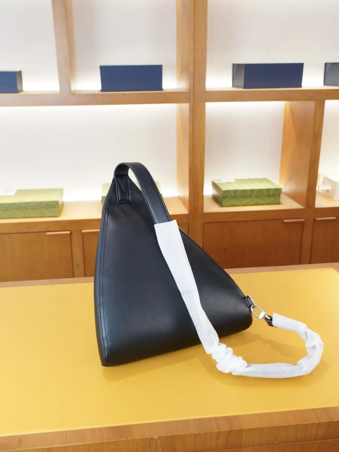 P115 🇮🇹 普拉达 官网同步 高版本 胸包 永恒不过时的标志性产品 纯原单牛皮 顶级五金制作 非市面普通版本 今年PRADA最爱的款式 全部实拍 实用性非常高 完全不用担心穿搭 【规格：30x35x5】