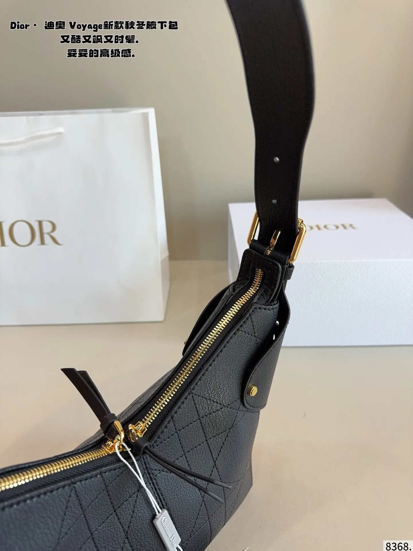 p200配礼盒🎁. 又发现新款啦🤩Dior Voyage秋冬系列腋下包 又是一个迪奥新款腋下包，直接击中心巴上[哇R] 自带松弛感，包形柔软又随意～ 复古的粒面牛皮，经典藤纹格，双拉链设计～ 整体高级又时髦，精致感满满的字母吊坠～ 细节非常到位，超大的容量，自用很轻便哇 背上身满满的松弛感哇尺寸：21*9*20cm