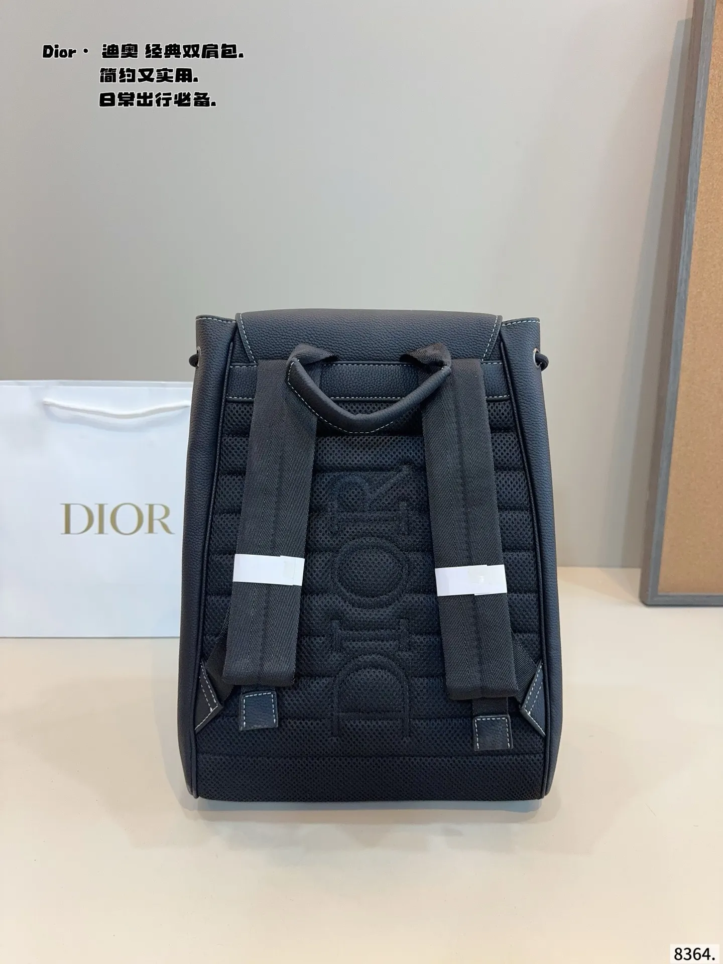 p185 dior 迪奥 双肩包经典永不过时！每年过年的时候背包都是销售冠军哦！出门旅游！外出等等都是非常之适合！最受欢迎的一款背包经久不衰[强] 超纤🐂皮 绝对高品质 尺寸：29*14*40cm