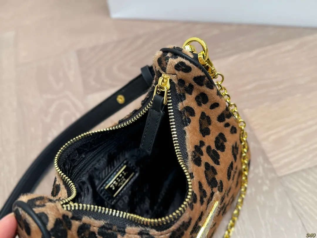 ¥130 普拉达hobo腋下包 Prada如影随形 充满了不一样的帅气感 甜酷辣妹穿搭必备 尺寸 22 12